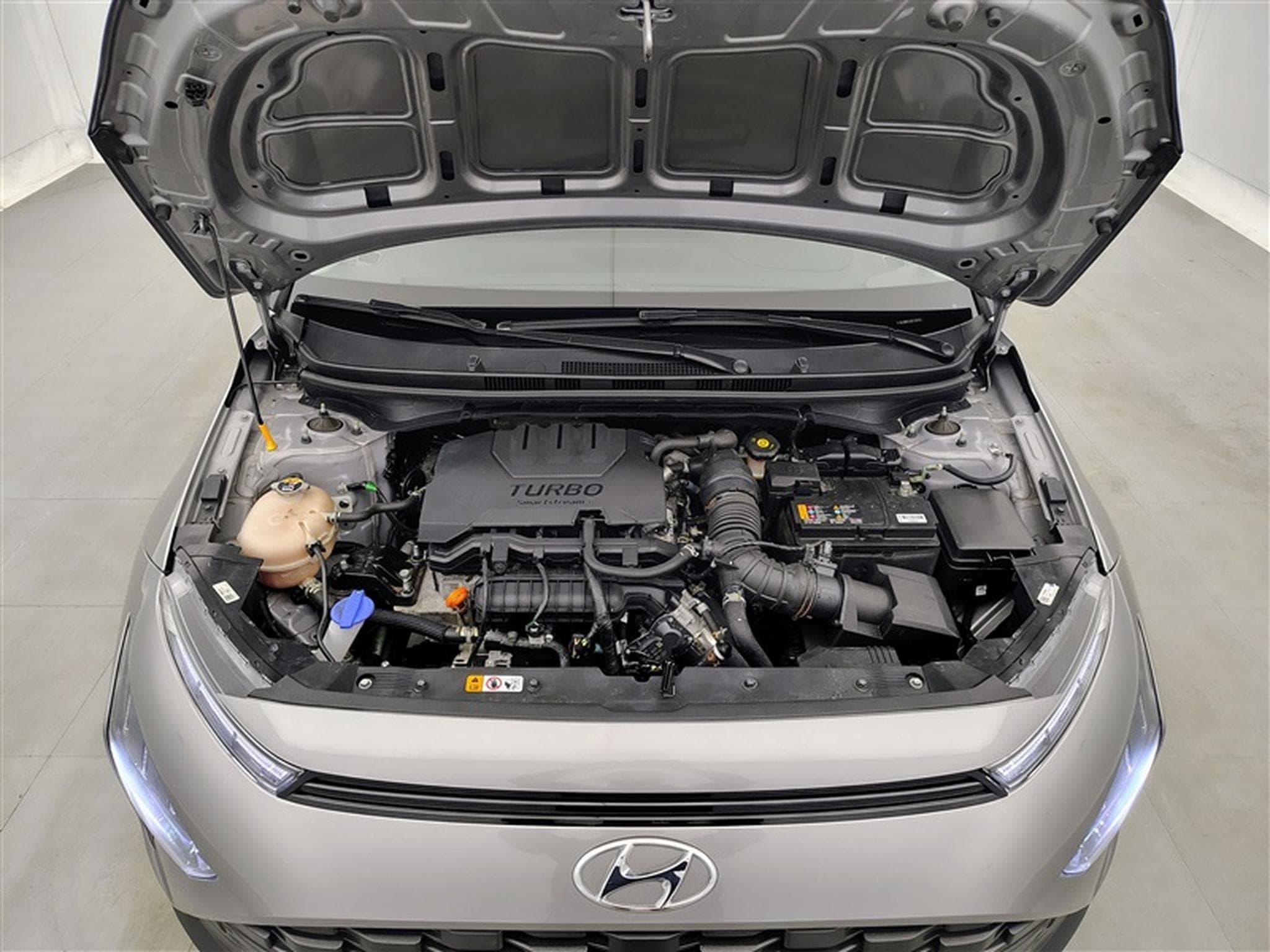 Hyundai Bayon 1.0 T-GDi MHEV DCT Sky CARPLAY / FULL LED / CAMERA / KEYLESS (2023) - Photo 18