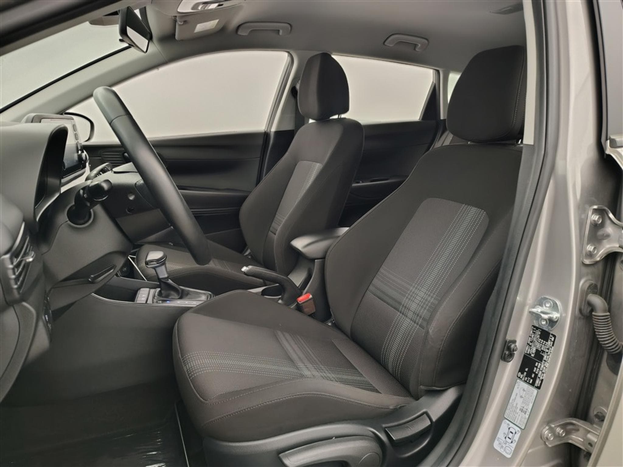 Hyundai Bayon 1.0 T-GDi MHEV DCT Sky CARPLAY / FULL LED / CAMERA / KEYLESS (2023) - Photo 7