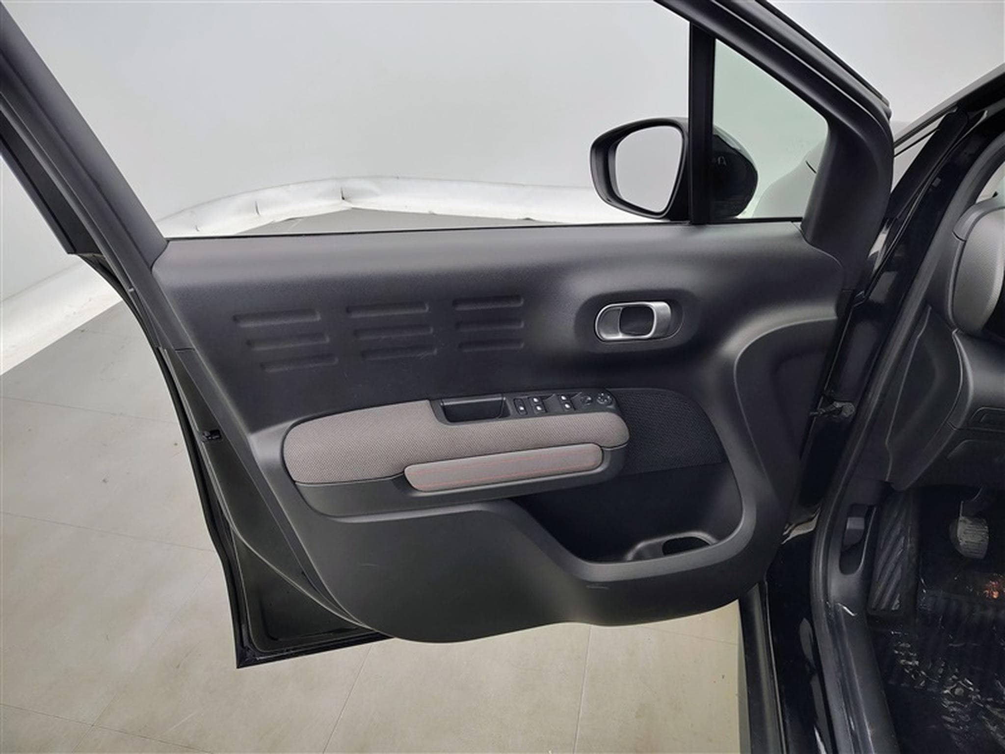 Citroen C3 Aircross 1.2 PureTech Shine NAVI / CARPLAY / CAMERA (2019) - Foto 16
