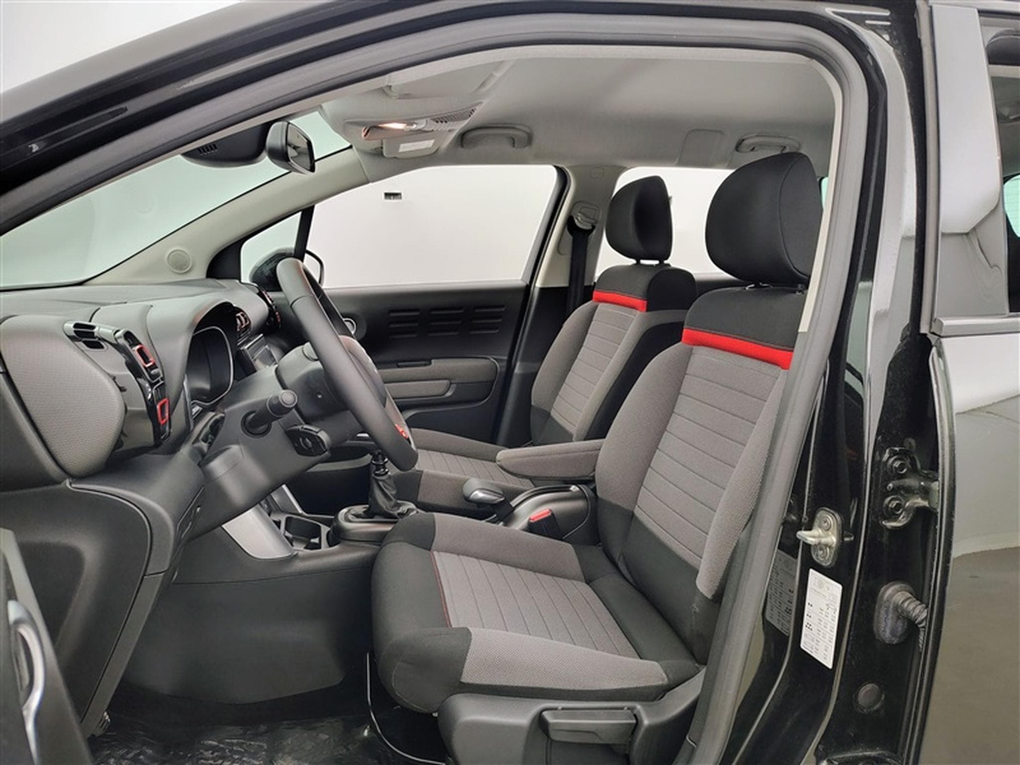 Citroen C3 Aircross 1.2 PureTech Shine NAVI / CARPLAY / CAMERA (2019) - Foto 7