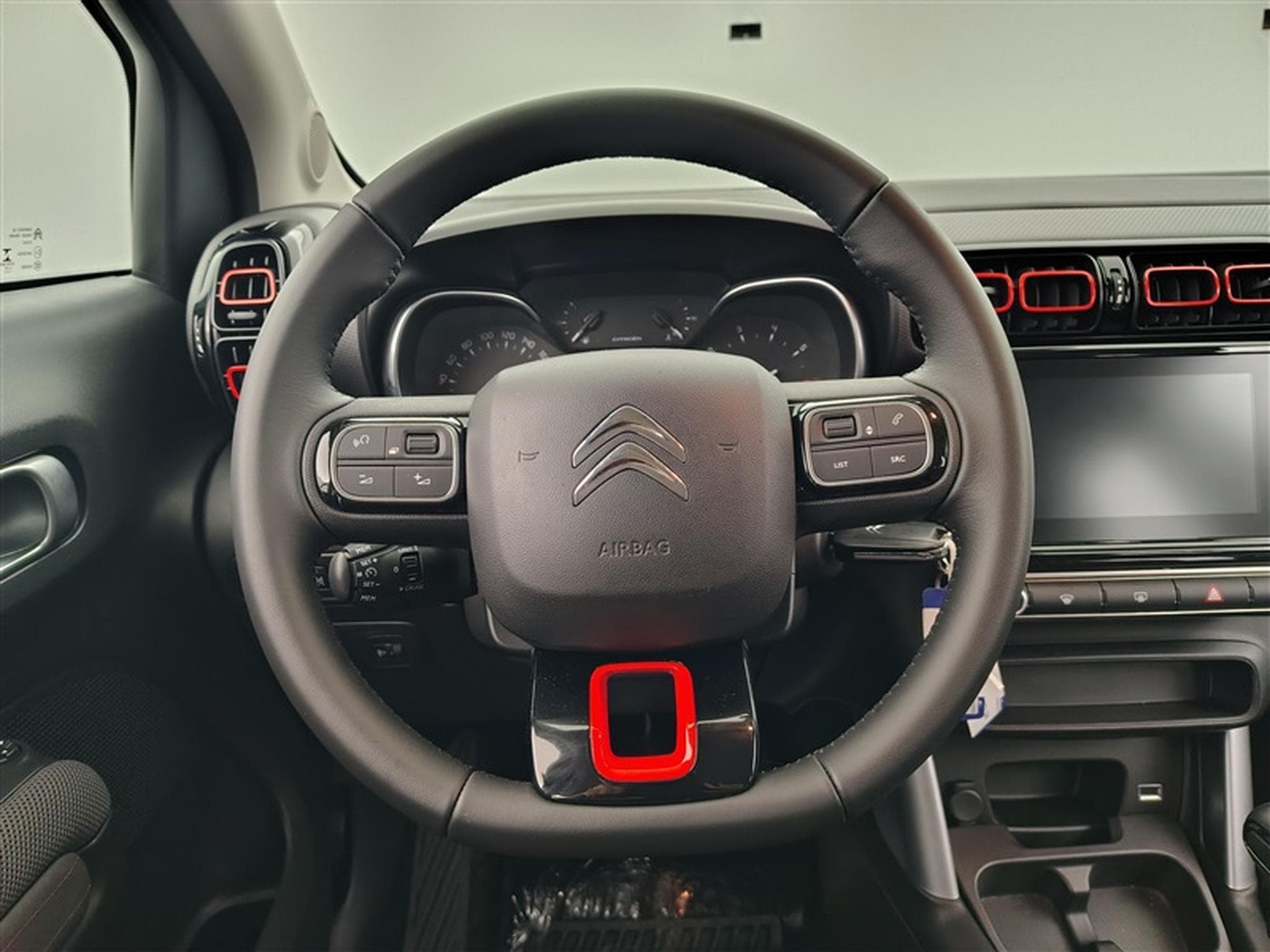 Citroen C3 Aircross 1.2 PureTech Shine NAVI / CARPLAY / CAMERA (2019) - Foto 9