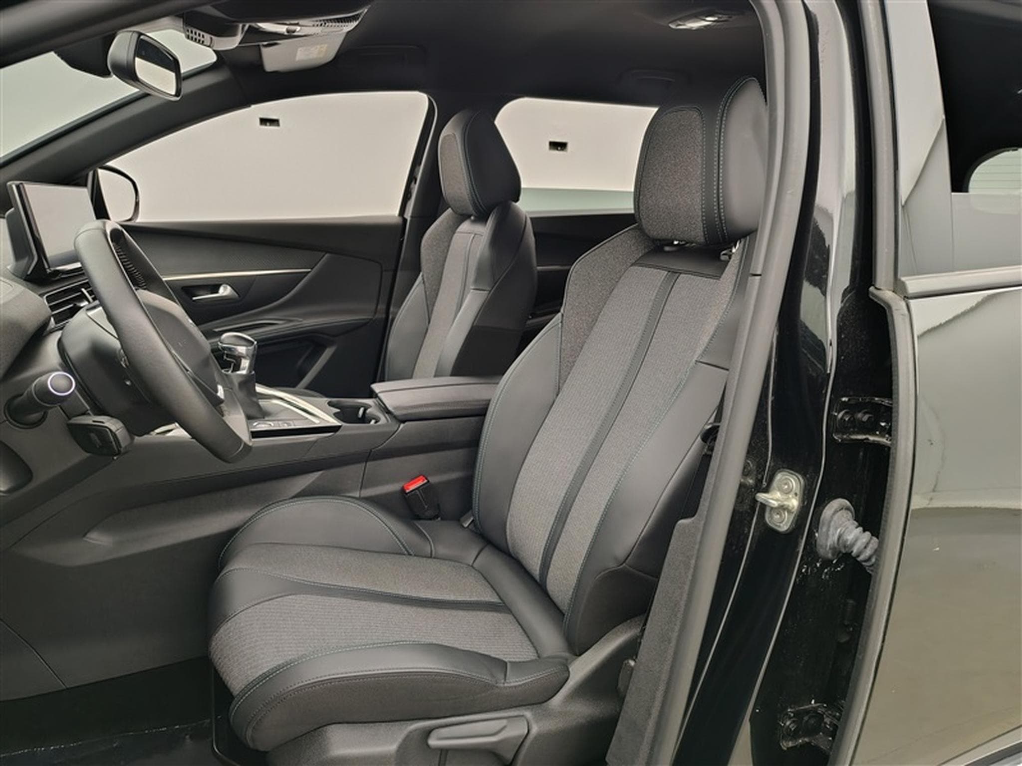 Peugeot 5008 1.2 PureTech 130Cv Allure Pack 7PL/ S-CUIR / NAVI / FULL LED (2024) - Foto 7