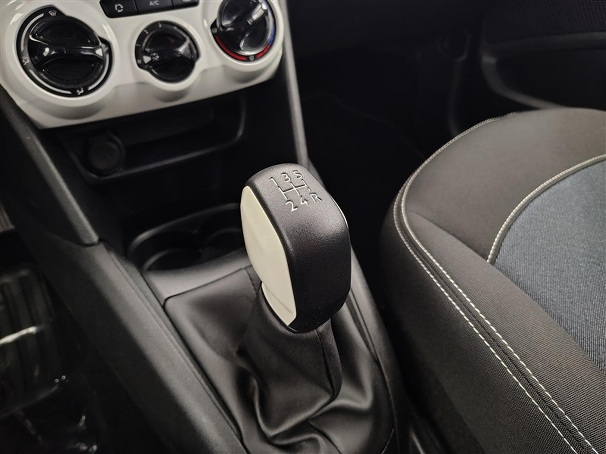Peugeot 208 1.2i PureTech Like S&S (EU6.2) (2019) - Foto 12