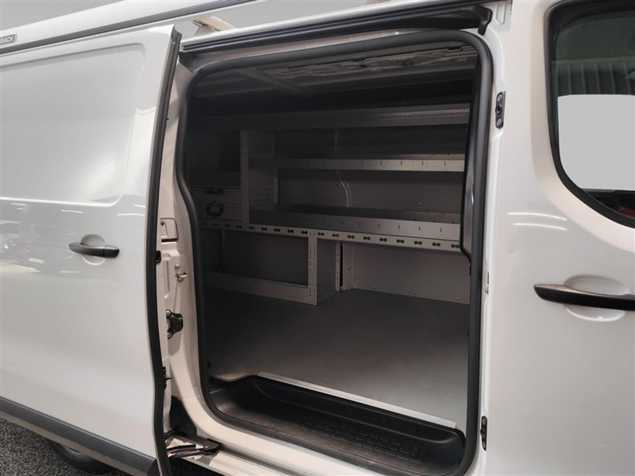 Peugeot Expert 2.0 BlueHDi L2  Premium EAT8 NAVI / CLIM / TEL (2023) - Foto 13