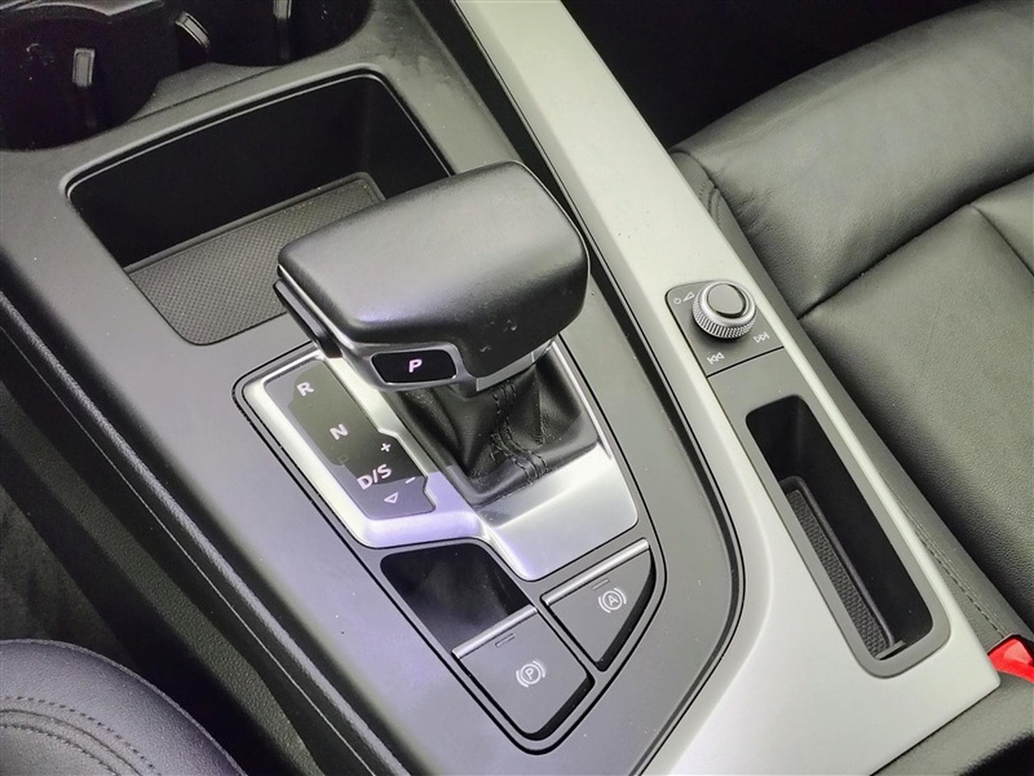 Audi A4 35 TFSI S tronic Cuir / Navi Cockpit / Led / PDC av+ar (2021) - Foto 12