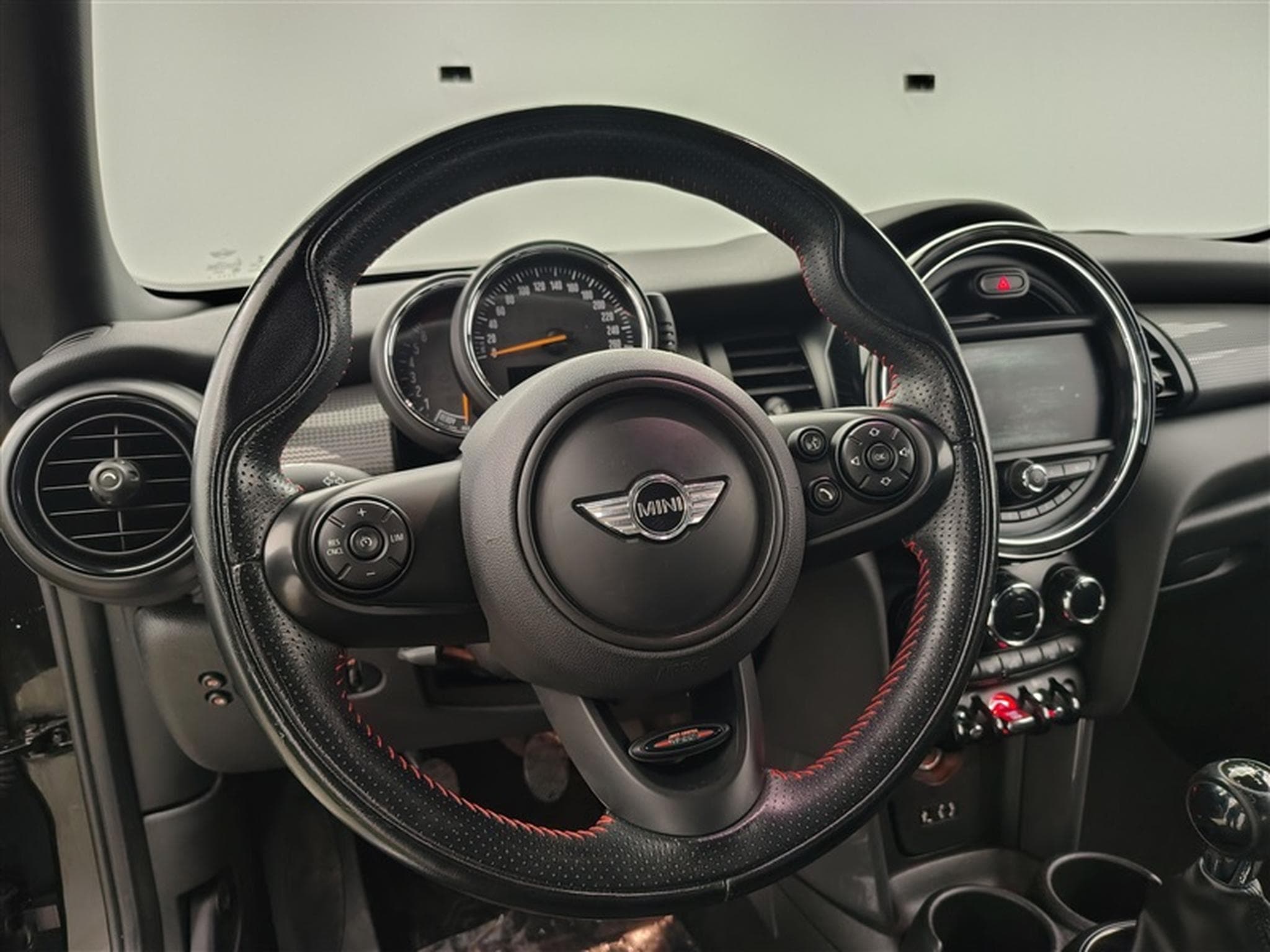 MINI Cooper Mini 1.2 One (2017) - Photo 9