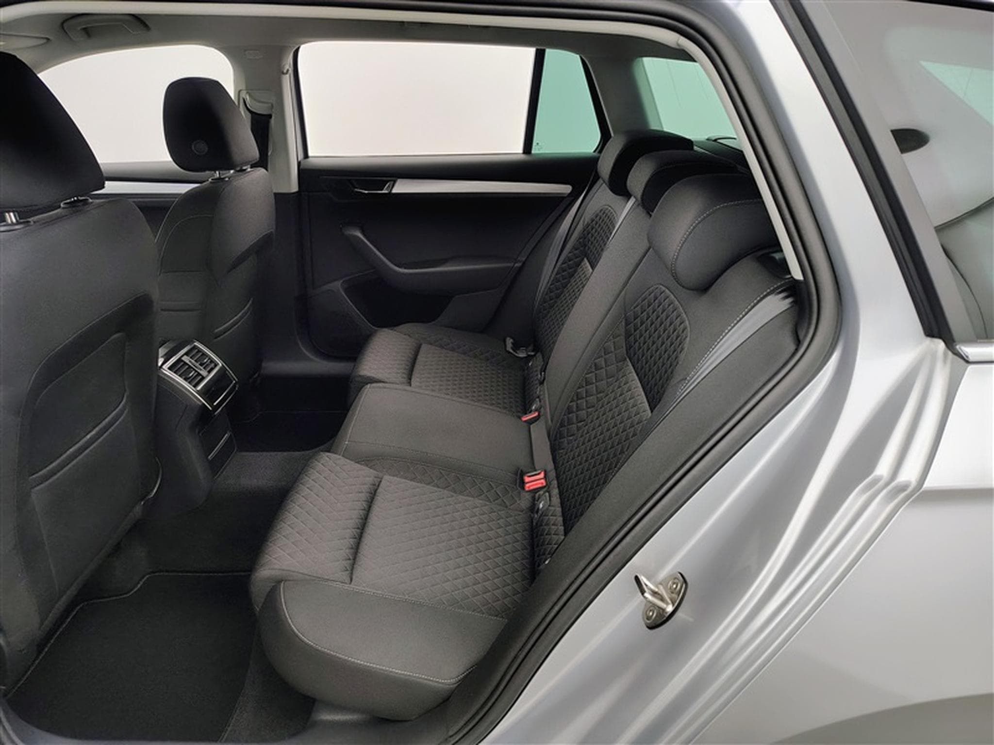 Skoda Superb 1.5 TSI ACT Clever+ DSG (2023) - Photo 13