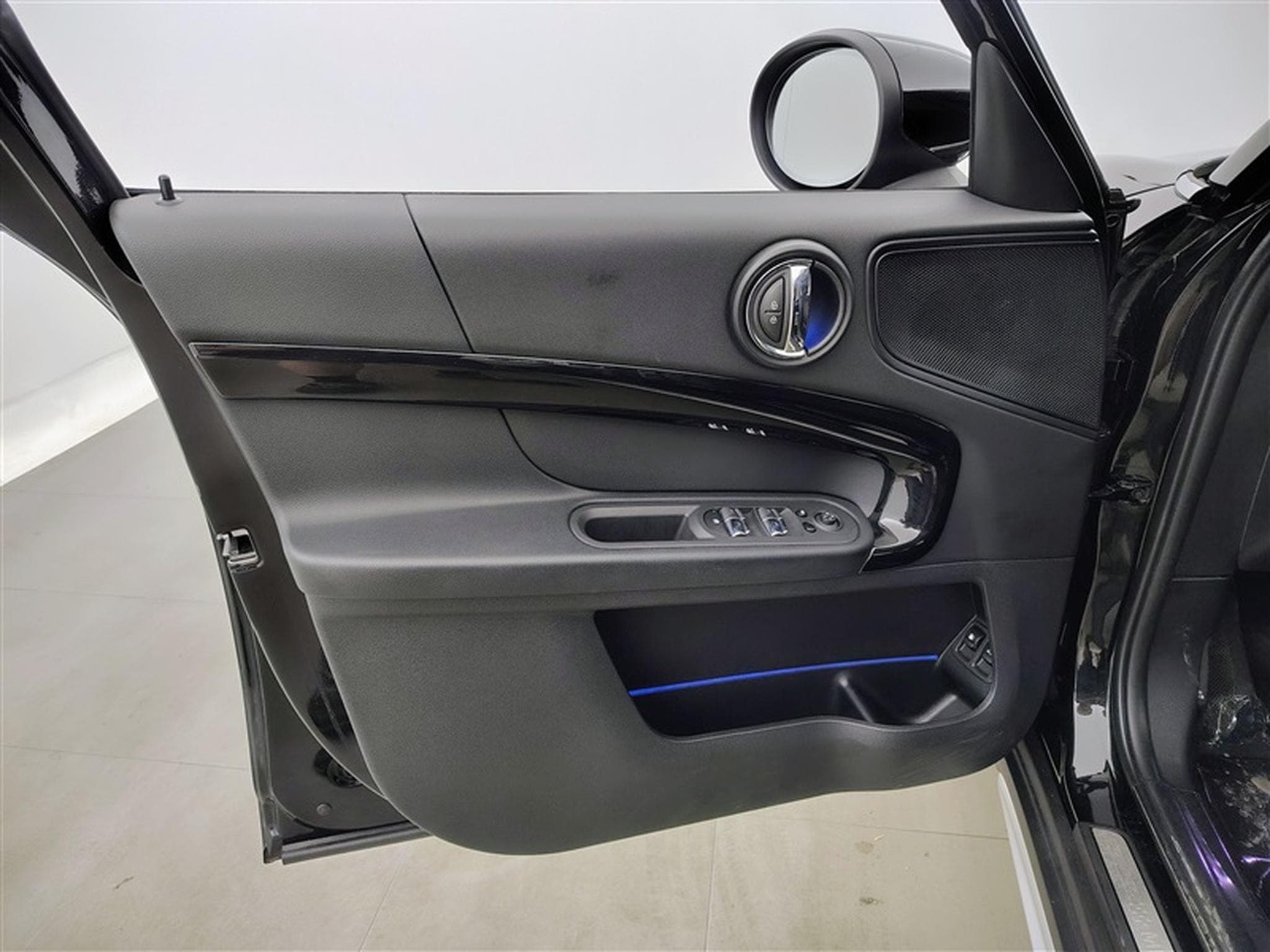 MINI Countryman SE All4 1.5A PHEV Cooper SE ALL4/NAVI/FULL LED/JA17/PDC (2023) - Foto 17