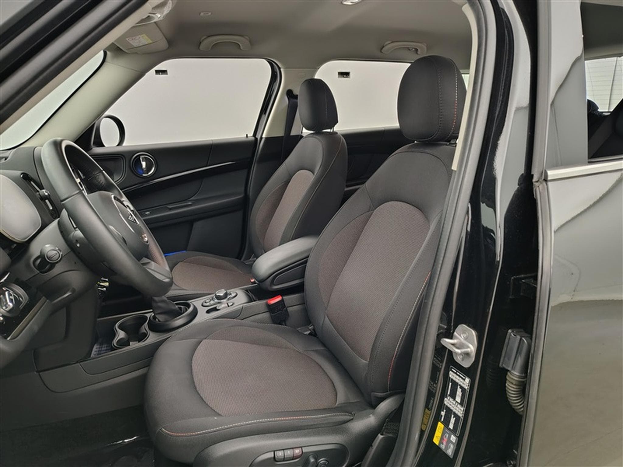 MINI Countryman SE All4 1.5A PHEV Cooper SE ALL4/NAVI/FULL LED/JA17/PDC (2023) - Foto 7