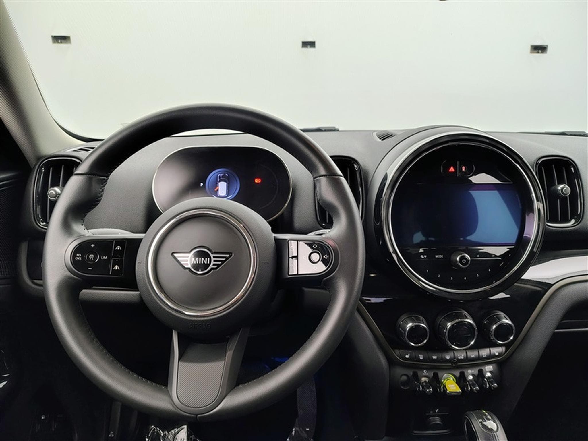 MINI Countryman SE All4 1.5A PHEV Cooper SE ALL4/NAVI/FULL LED/JA17/PDC (2023) - Foto 9