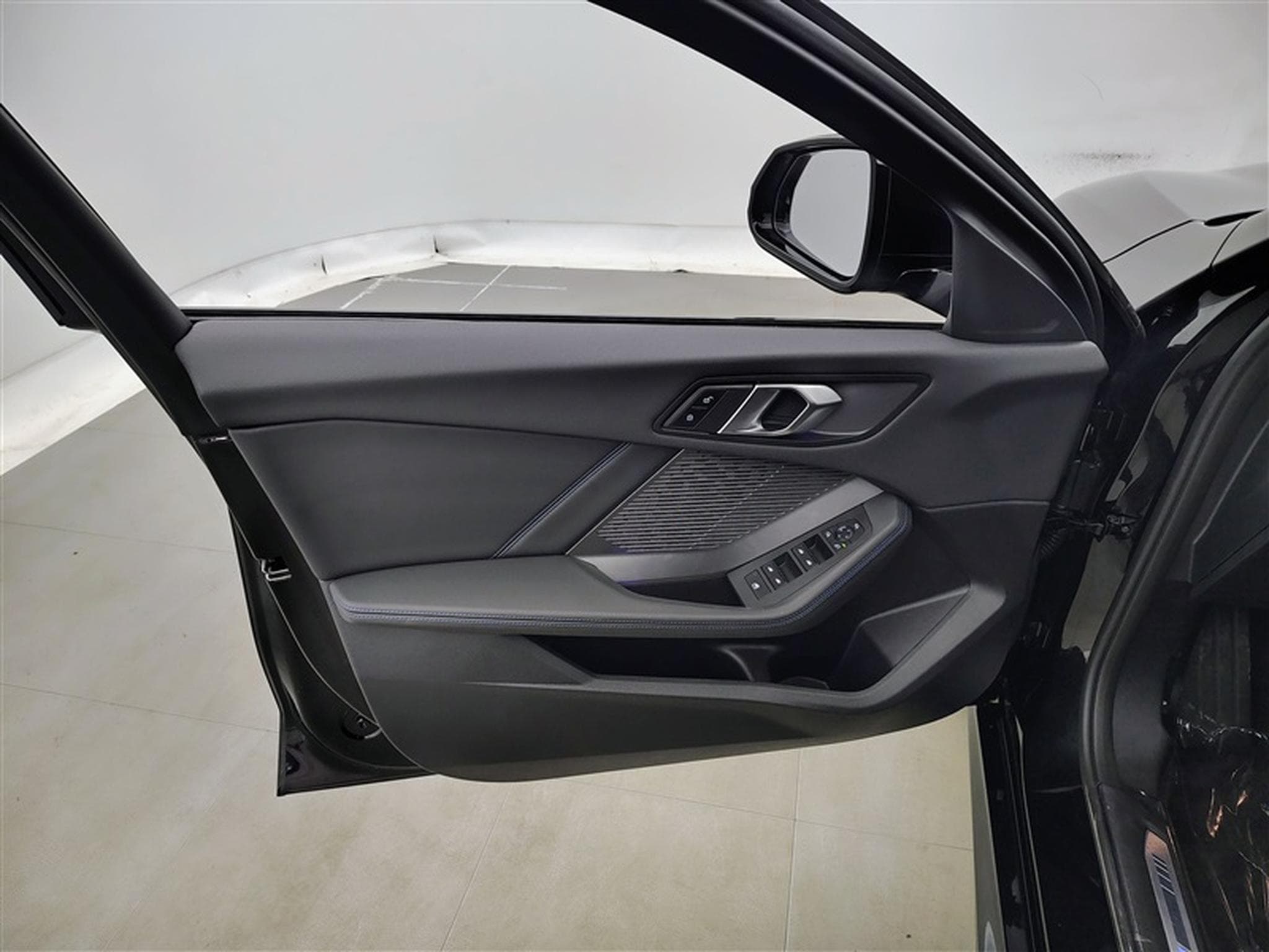 BMW 120 120iA Pack M NAVI / FULL LED / PANO / CAMERA / JA 18" (2025) - Photo 17