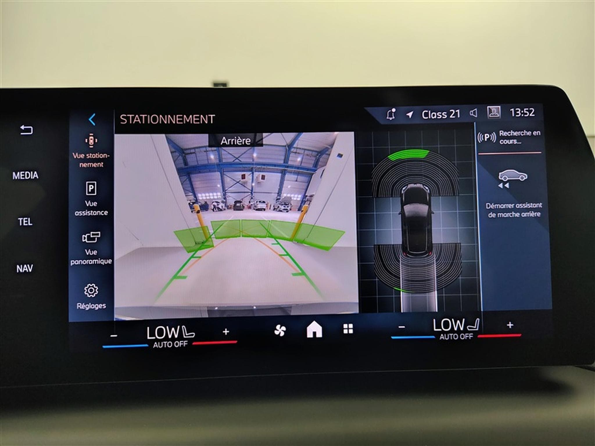 BMW 120 120iA Pack M NAVI / FULL LED / PANO / CAMERA / JA 18" (2025) - Photo 18