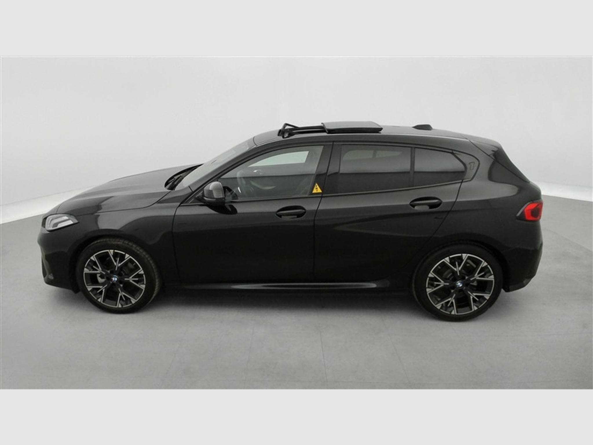 BMW 120 120iA Pack M NAVI / FULL LED / PANO / CAMERA / JA 18" (2025) - Photo 3