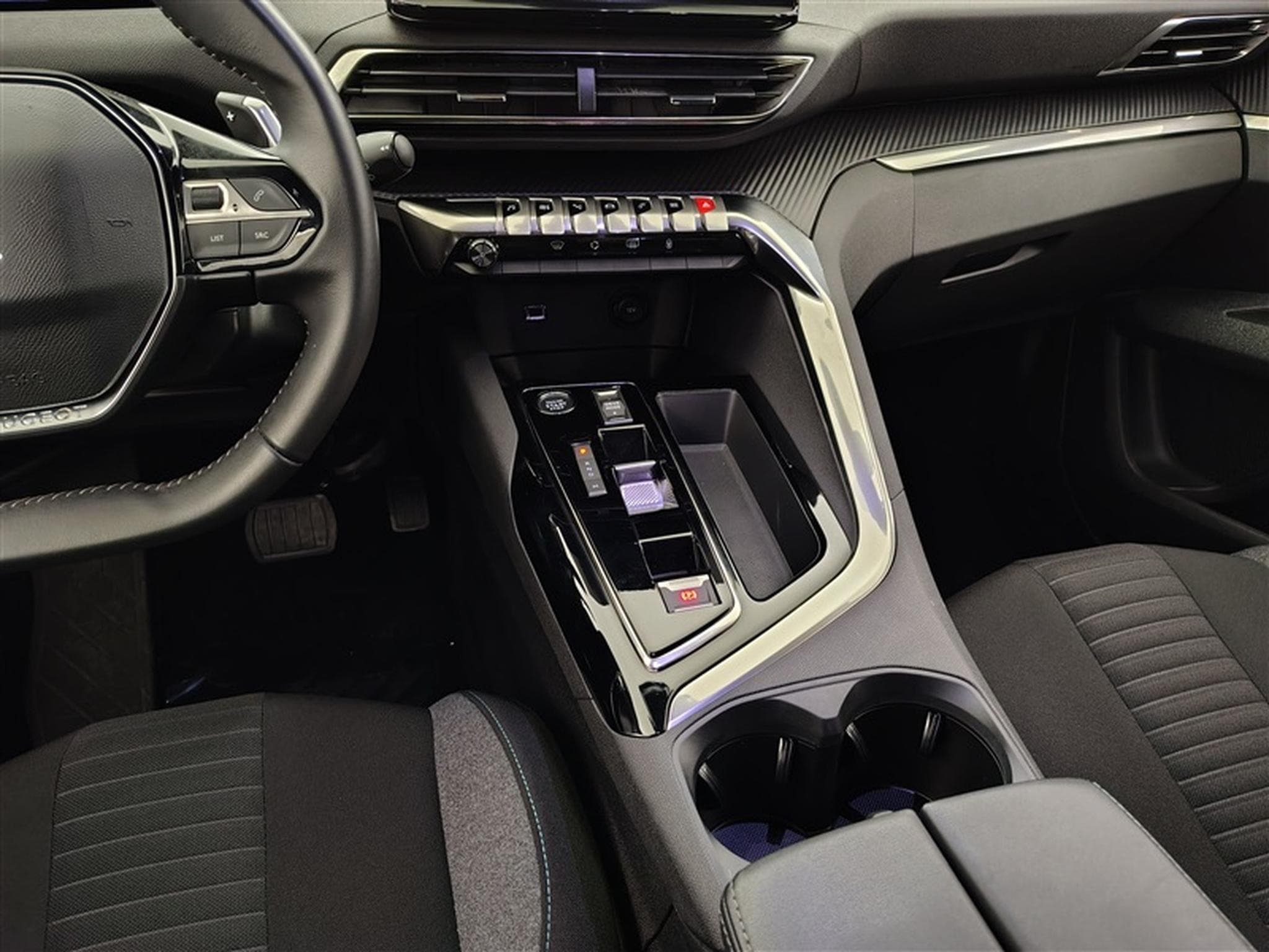 Peugeot 5008 1.5 BlueHdi EAT8 Active Pack NAVI / FULL LED / CARPLAY (2023) - Photo 12