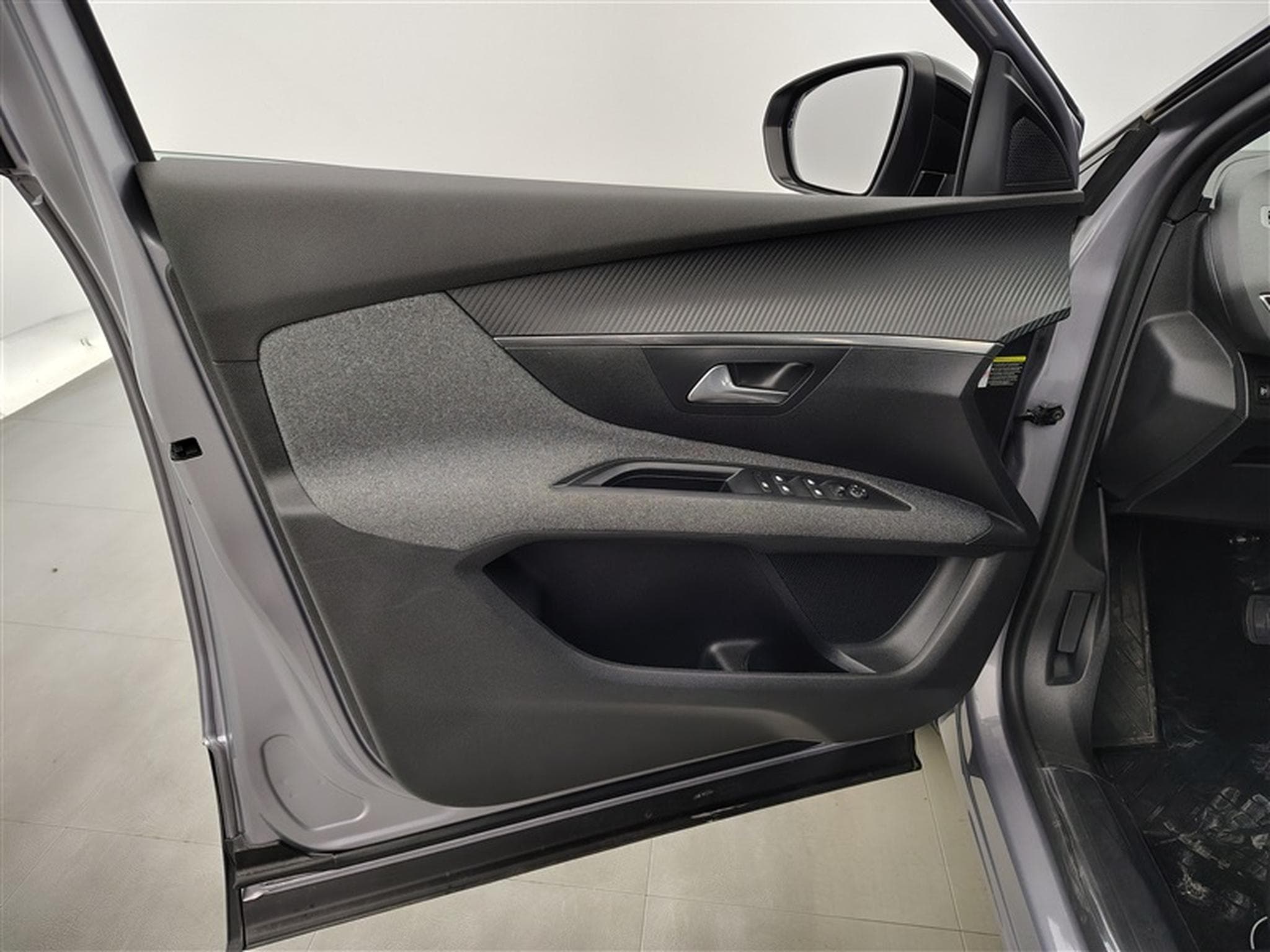 Peugeot 5008 1.5 BlueHdi EAT8 Active Pack NAVI / FULL LED / CARPLAY (2023) - Photo 17