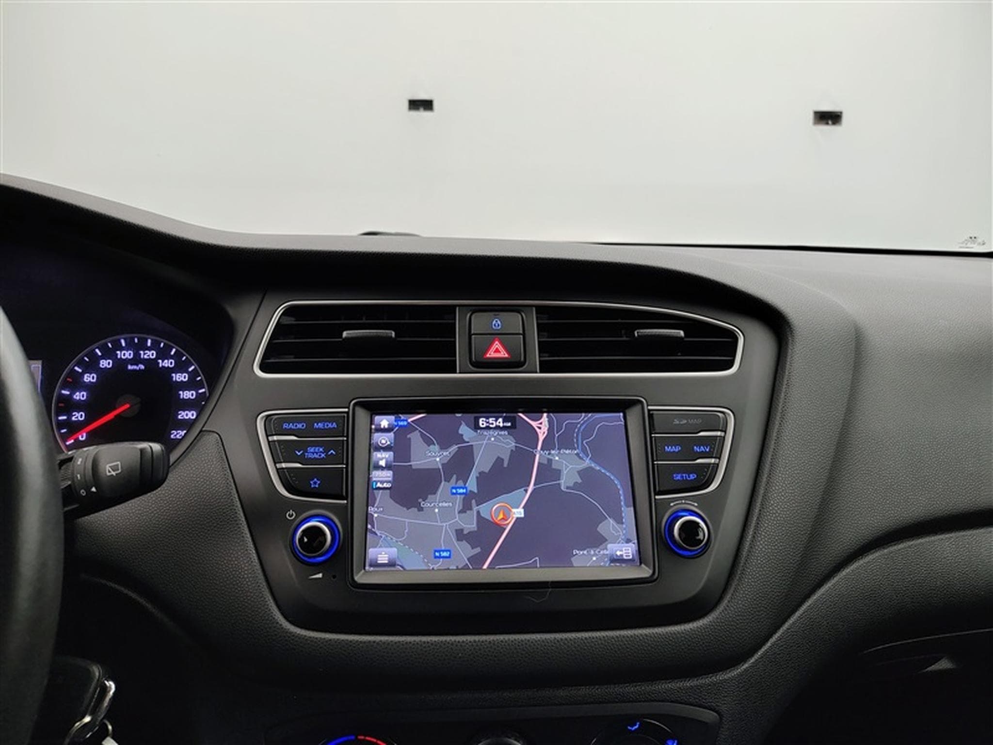 Hyundai i20 1.2i 84cv Twist Pack Techno NAVI / CAMERA / PDC AR / JA 15" (2018) - Photo 11