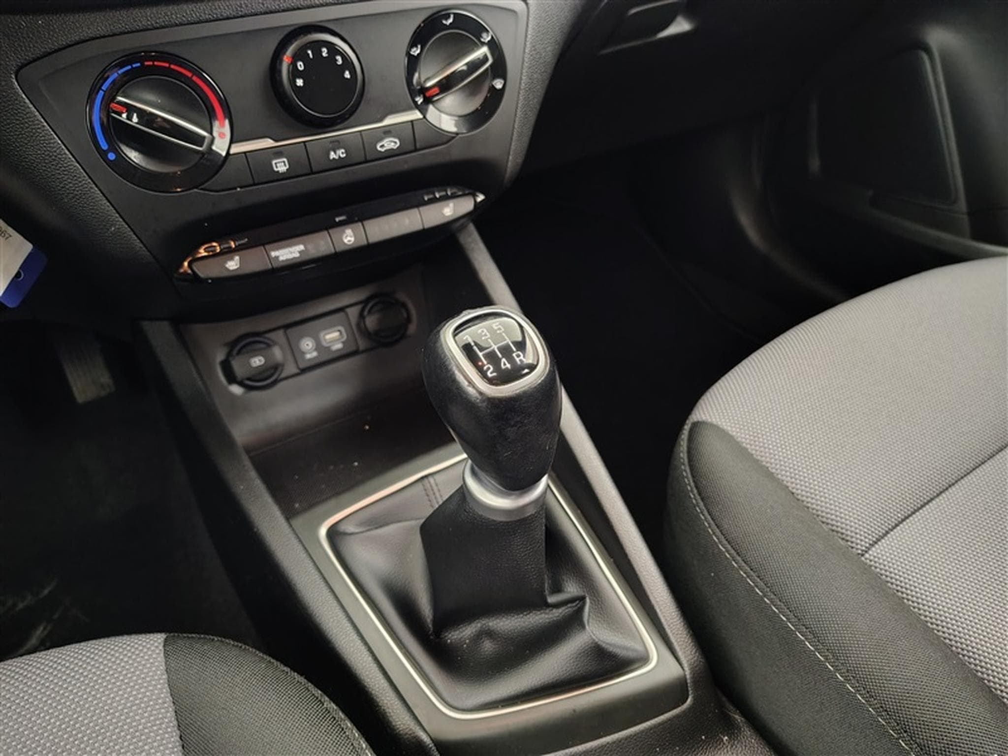 Hyundai i20 1.2i 84cv Twist Pack Techno NAVI / CAMERA / PDC AR / JA 15" (2018) - Photo 12