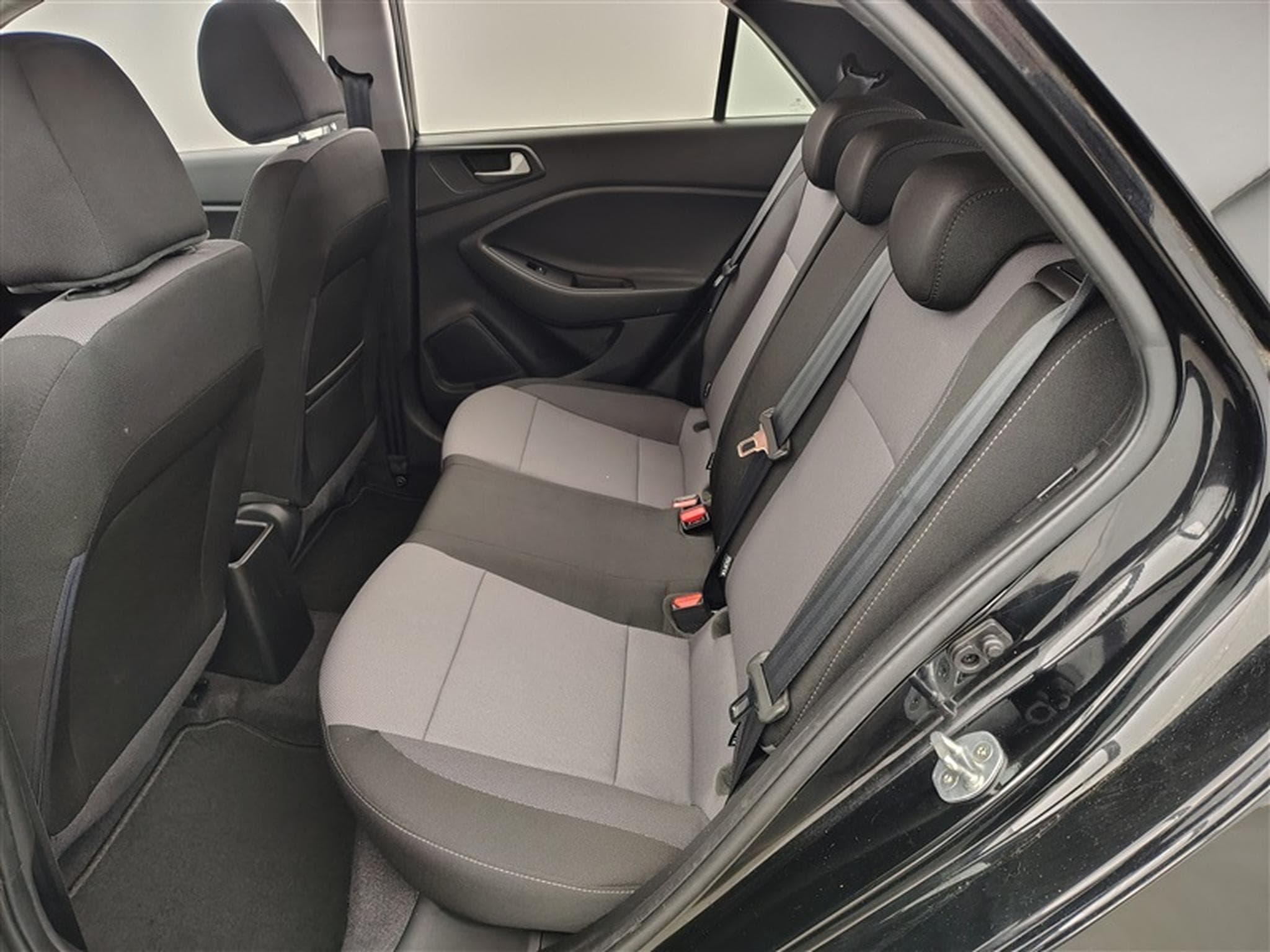 Hyundai i20 1.2i 84cv Twist Pack Techno NAVI / CAMERA / PDC AR / JA 15" (2018) - Photo 13
