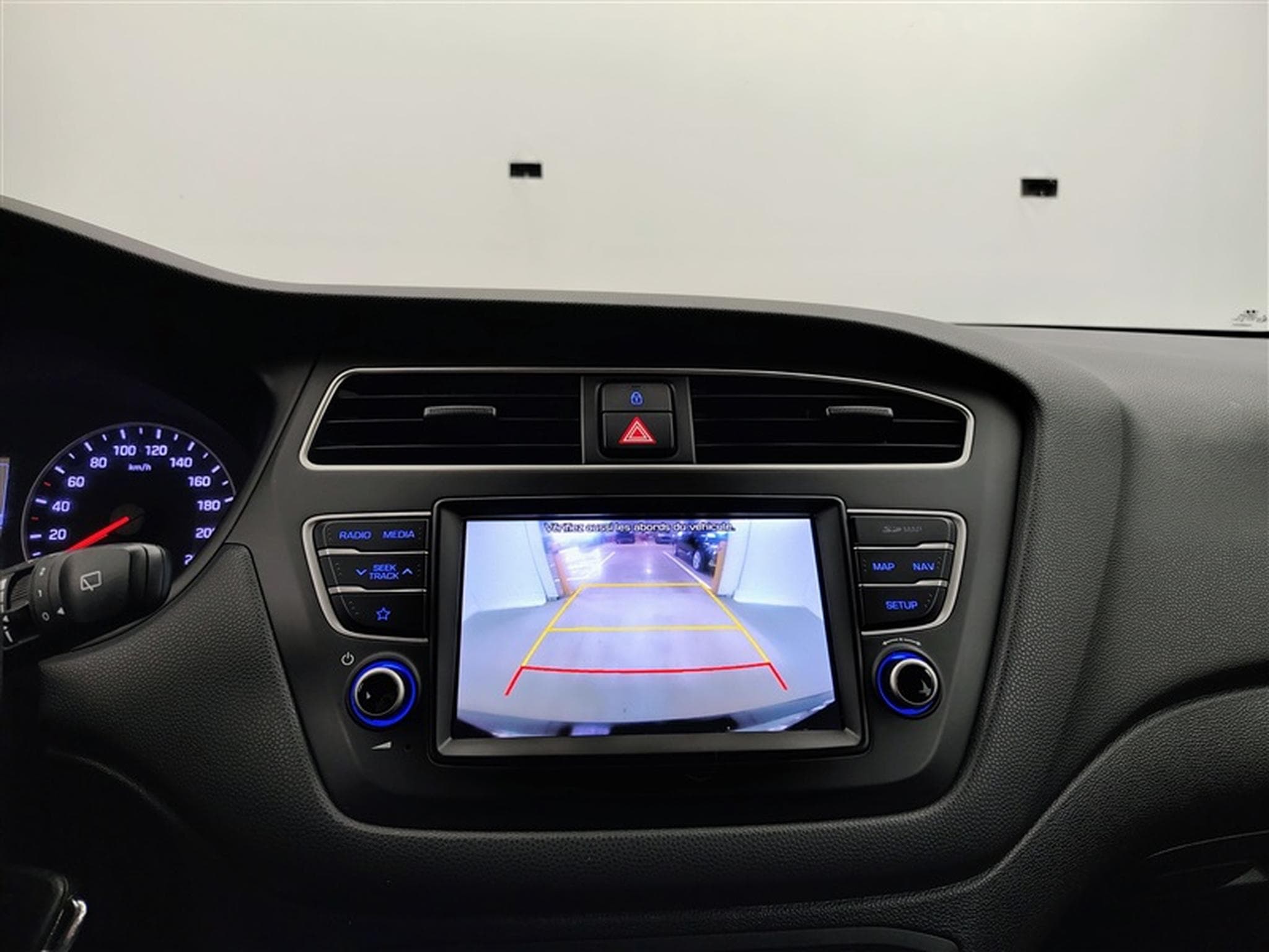 Hyundai i20 1.2i 84cv Twist Pack Techno NAVI / CAMERA / PDC AR / JA 15" (2018) - Photo 17