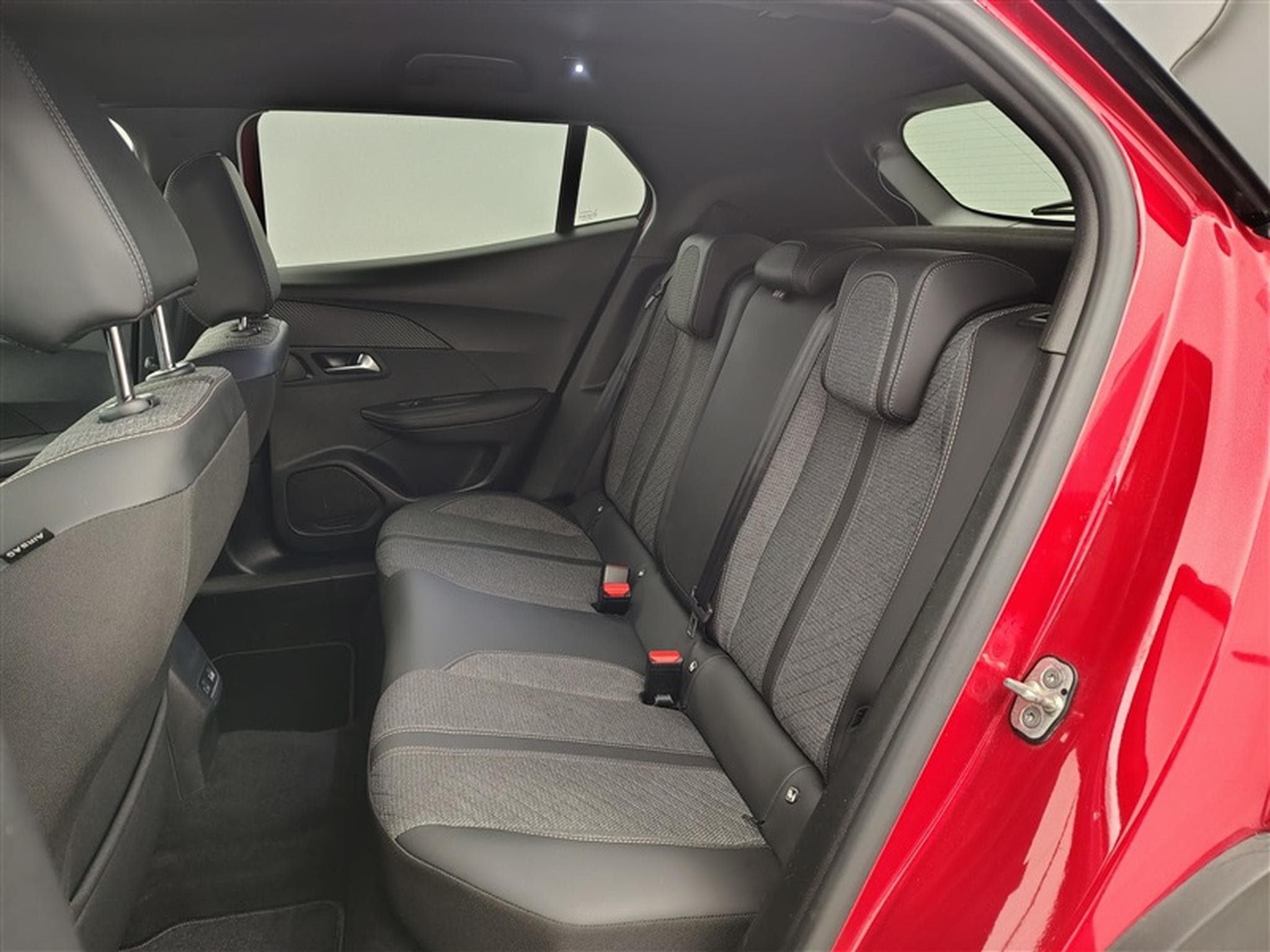 Peugeot 2008 1.2 PureTech Allure NAVI / FULL LED / CARPLAY / S-CUIR (2024) - Photo 13