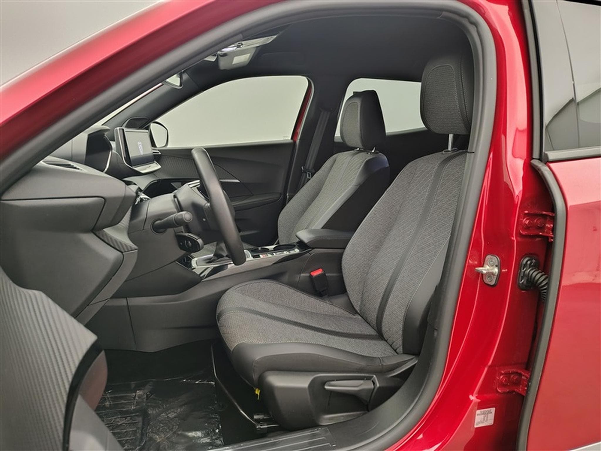 Peugeot 2008 1.2 PureTech Allure NAVI / FULL LED / CARPLAY / S-CUIR (2024) - Photo 7