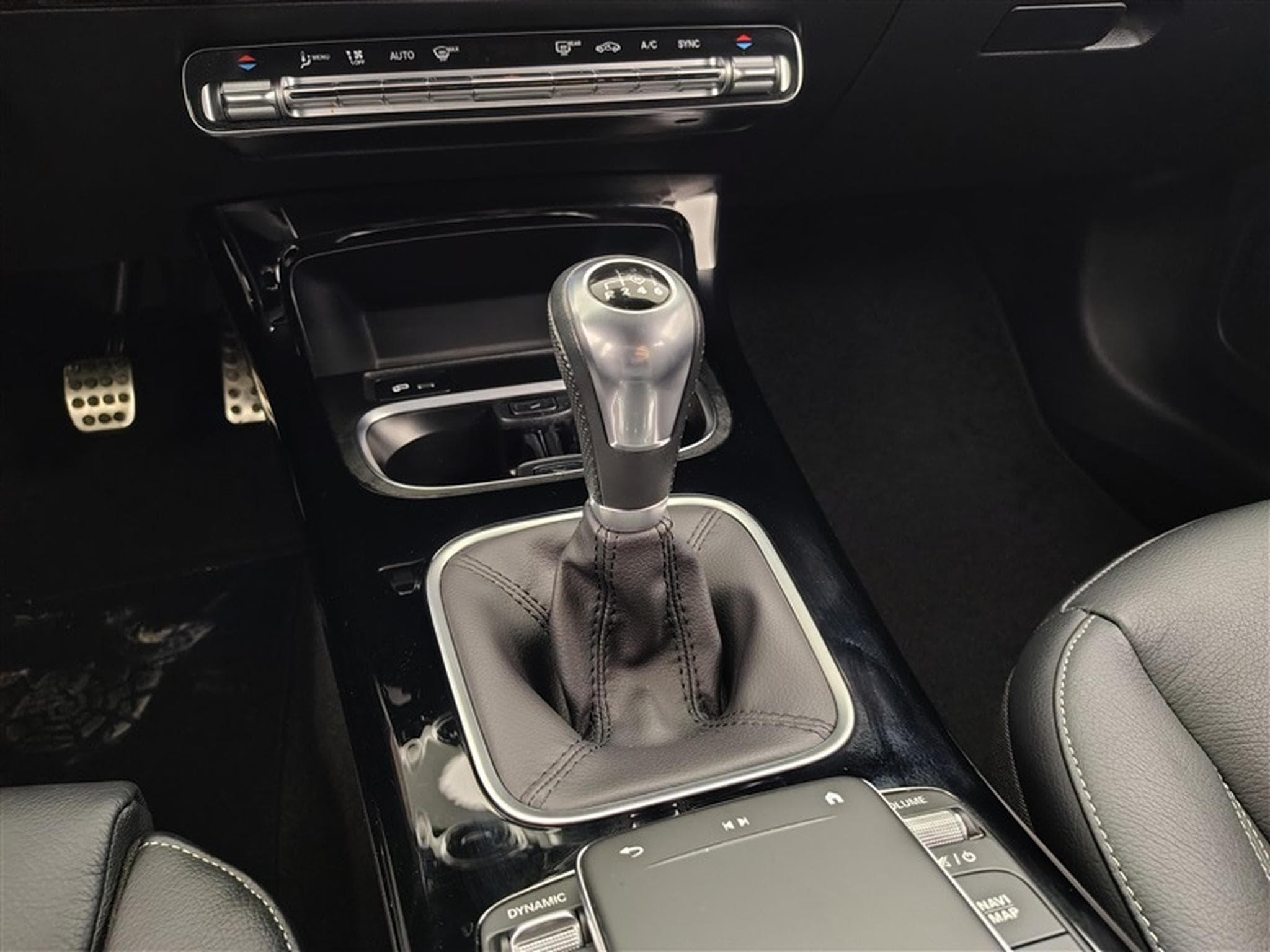 Mercedes A 180 180 AMG Line CUIR/FULL LED/JA18/CAMERA (2022) - Photo 11