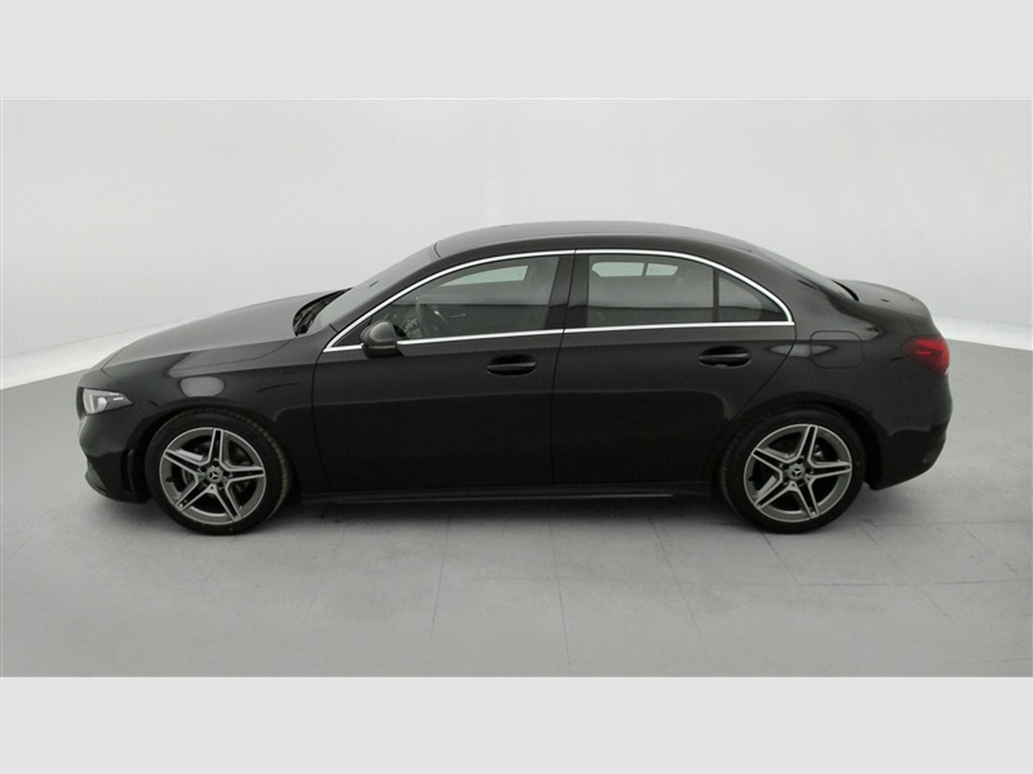 Mercedes A 180 180 AMG Line CUIR/FULL LED/JA18/CAMERA (2022) - Photo 2