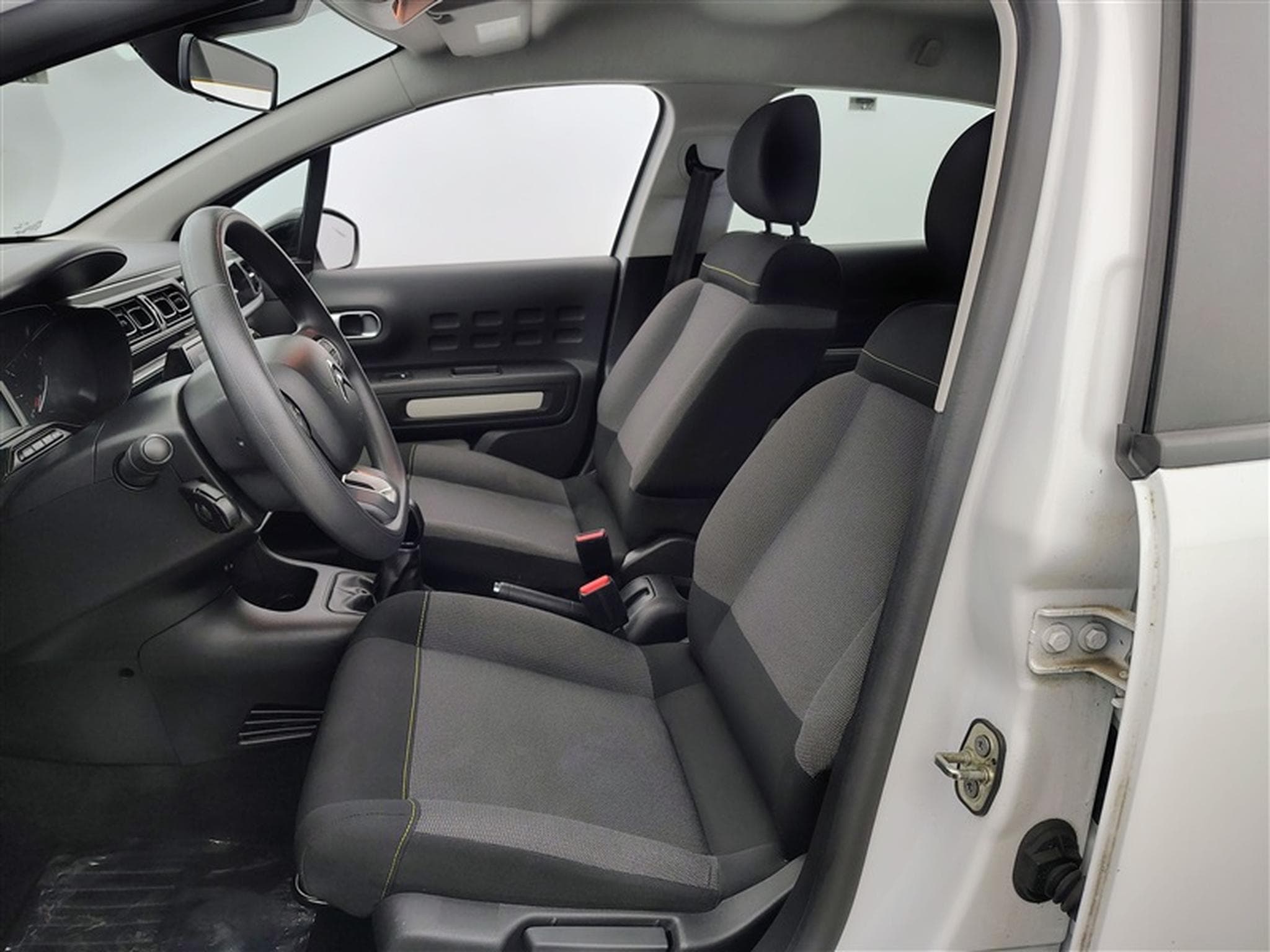 Citroen C3 1.2i PureTech Feel CARPLAY / FULL LED (2022) - Photo 6