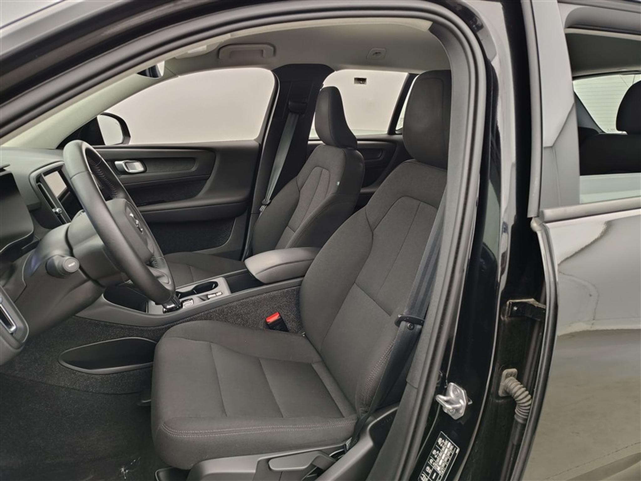 Volvo XC40 1.5 T2 Momentum Geartronic NAVI/FULL LED/JA17/PDC/CAMERA (2021) - Photo 7