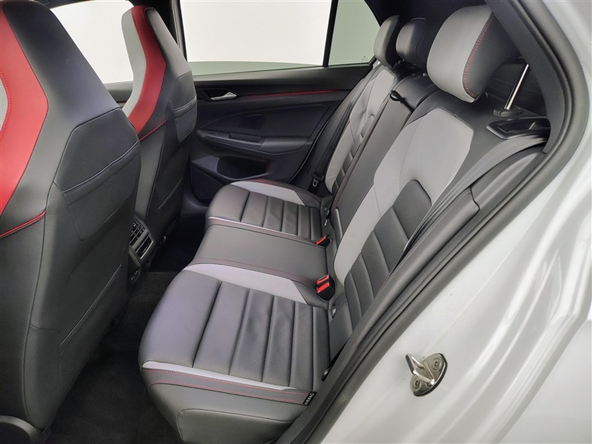 VW Golf 2.0 TSI 300cv DSG CLUBSPORT NAVI / FULL LED / CUIR / PANO (2024) - Photo 13