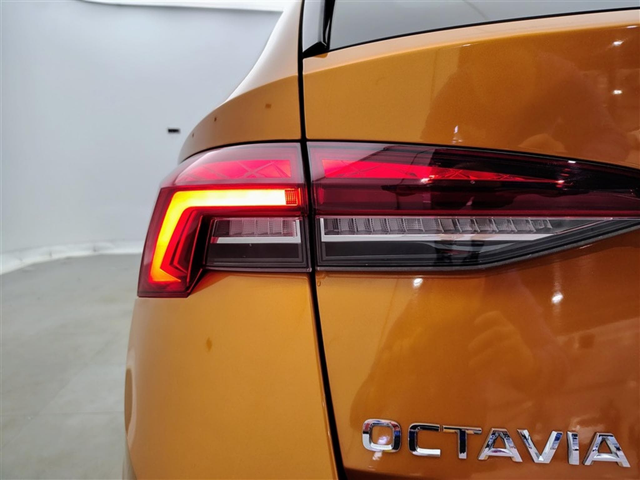 Skoda Octavia 2.0 TDi 115Cv DSG7 Ambition CARPLAY / ALU / PDC (2023) - Photo 16