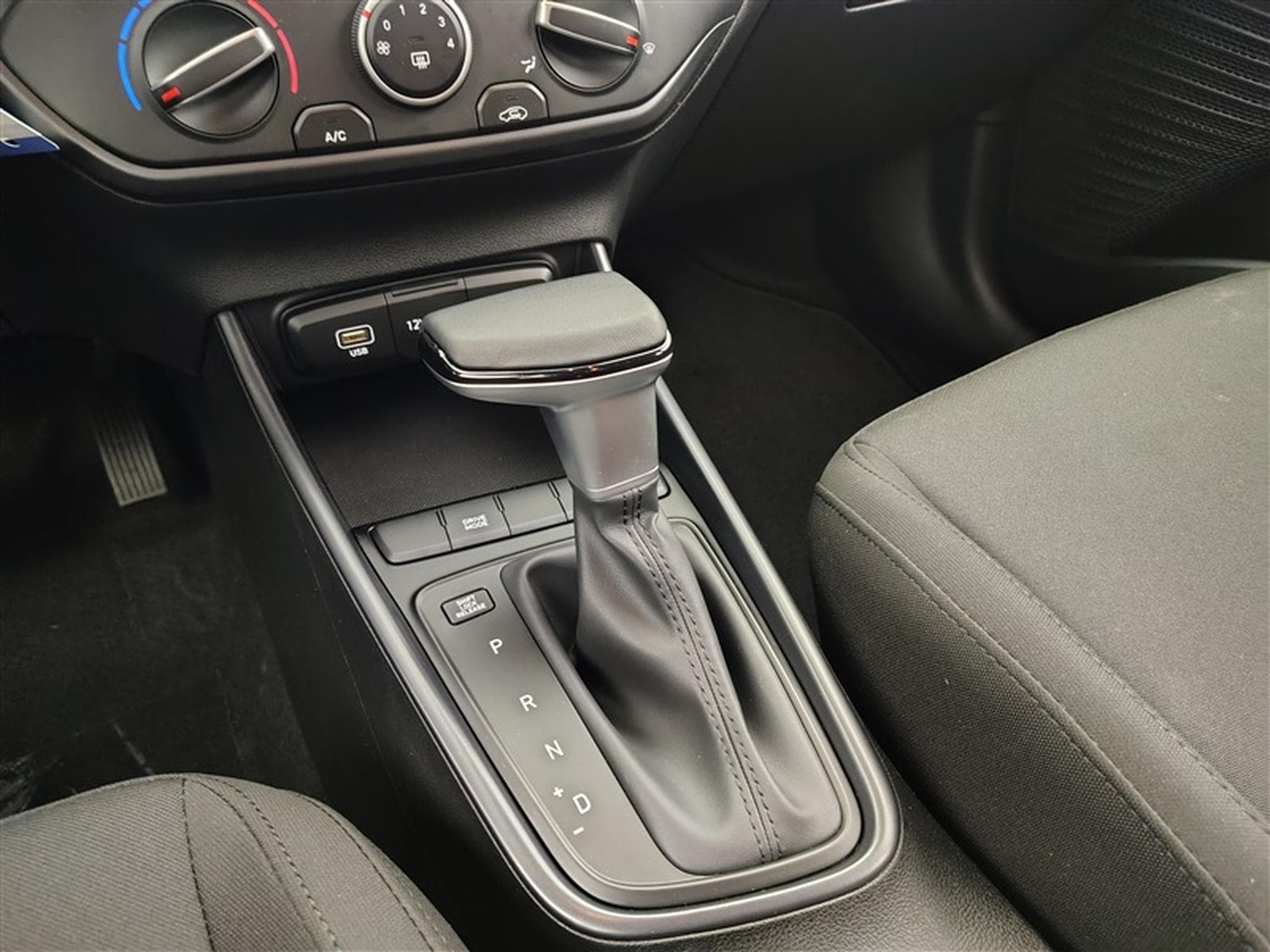 Hyundai i20 1.0 T-GDi 90Cv DCT ConnectLine NAVI / CARPLAY / CAMERA (2026) - Photo 12