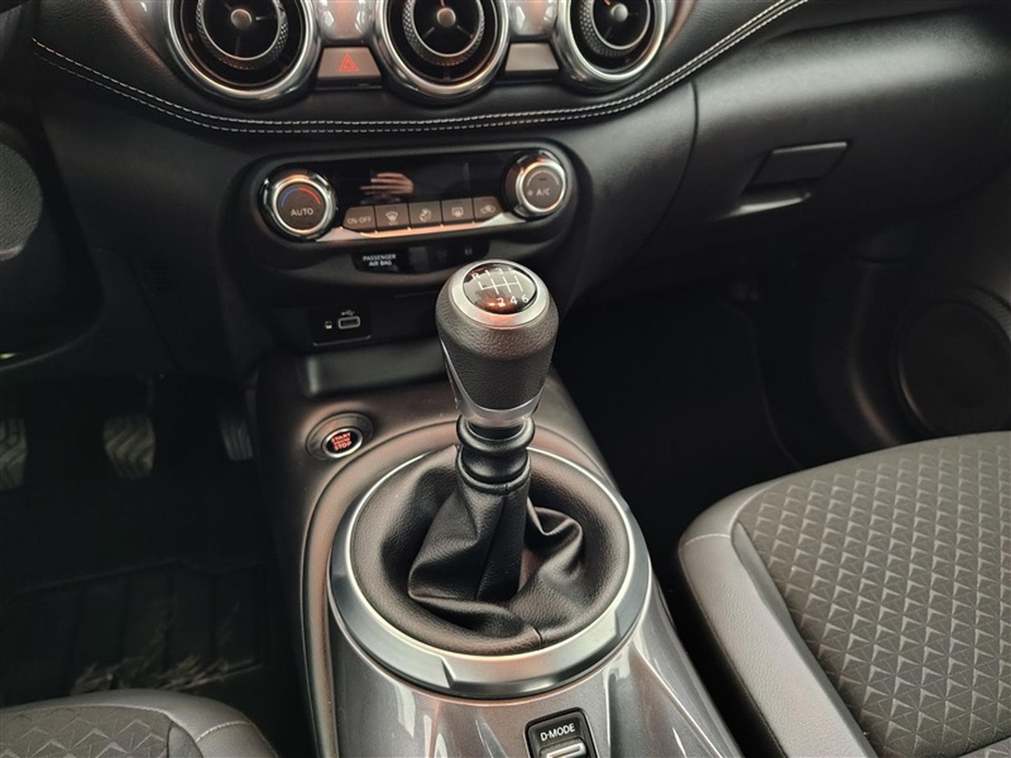 Nissan Juke 1.0 DIG-T 2WD N-Connecta NAVI/FULL LED/JA17/PDC (2023) - Photo 12