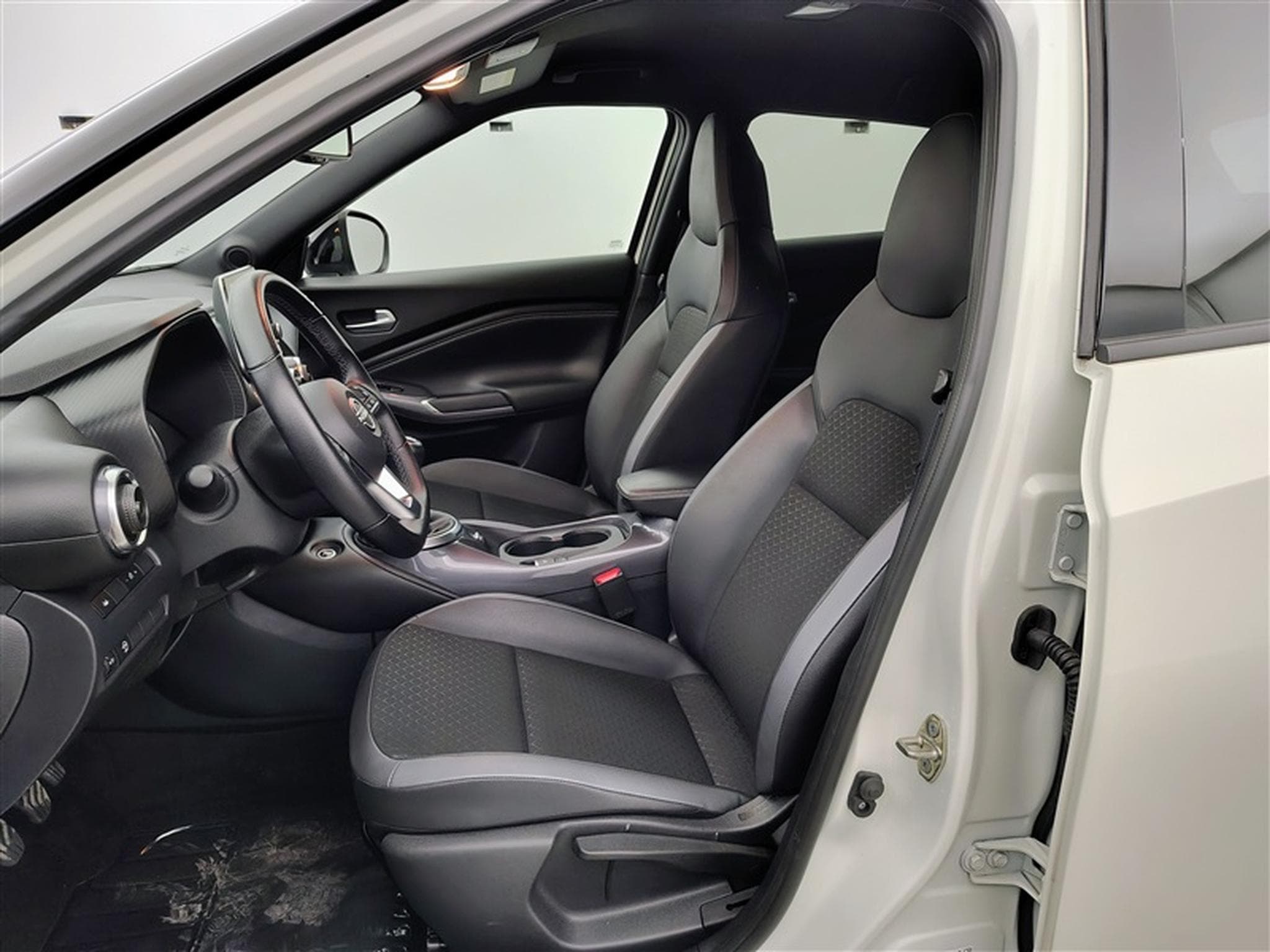 Nissan Juke 1.0 DIG-T 2WD N-Connecta NAVI/FULL LED/JA17/PDC (2023) - Photo 7