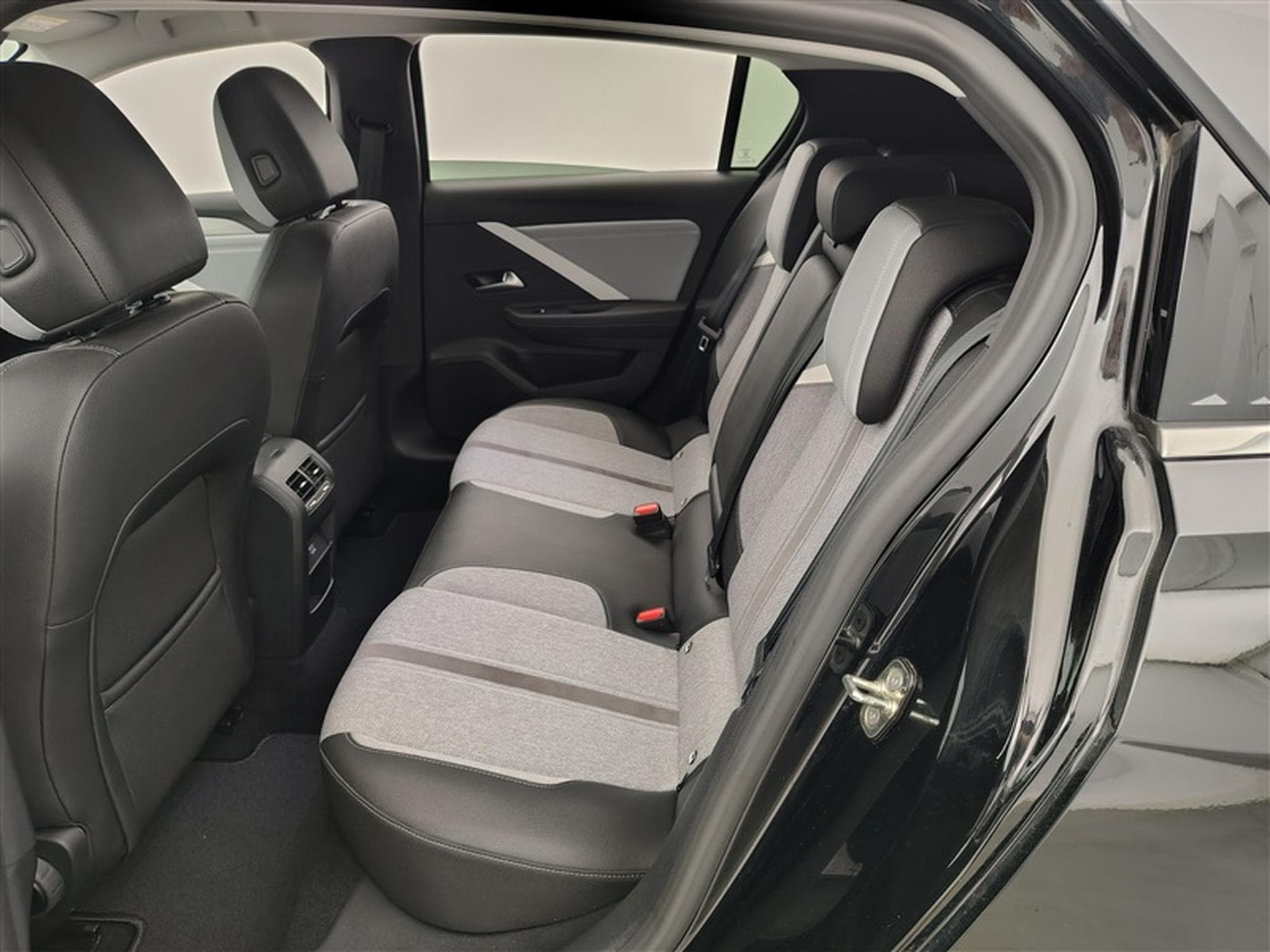 Opel Astra 1.2 Turbo Elégance **AUTO/NAVI/FULL LED/CAMERA** (2023) - Photo 13