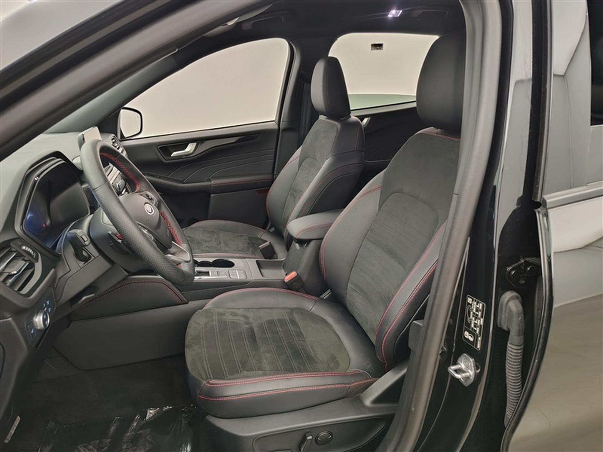 Ford Kuga 2.0 TDCi 120cv PowerShift ST-Line NAVI / FULL LED / CAMERA (2023) - Photo 7