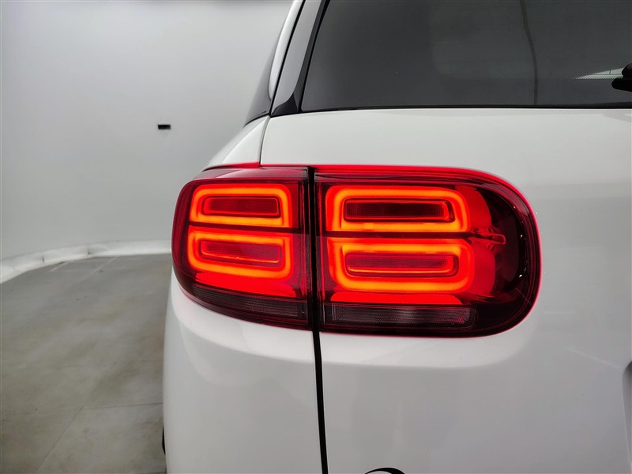 Citroen C5 Aircross 1.2 PureTech 130cv Feel NAVI / KEYLESS / CAMERA / JA 18" (2020) - Photo 16