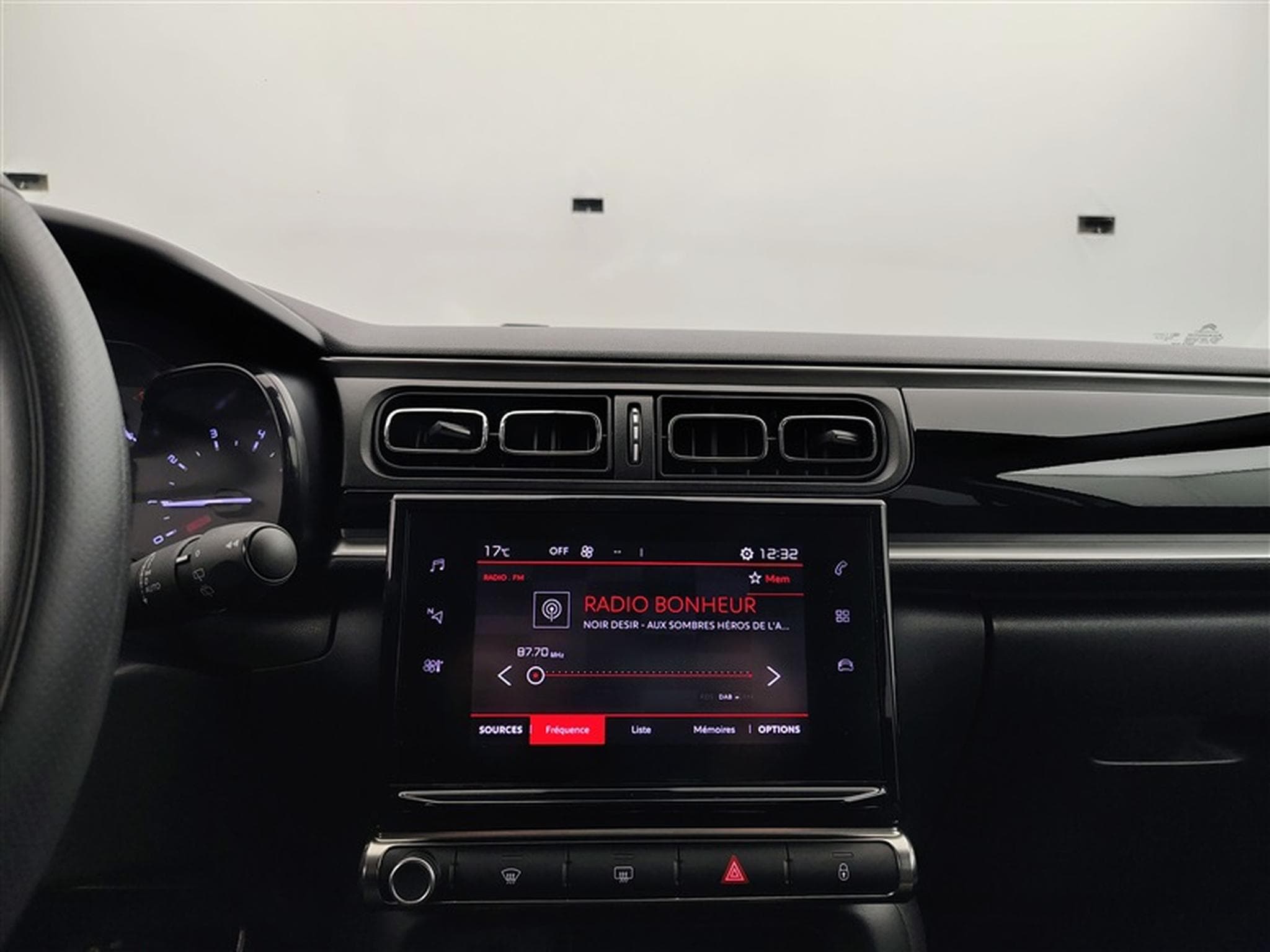 Citroen C3 1.2i PureTech Shine CARPLAY / FULL LED / JA 16" (2023) - Photo 11