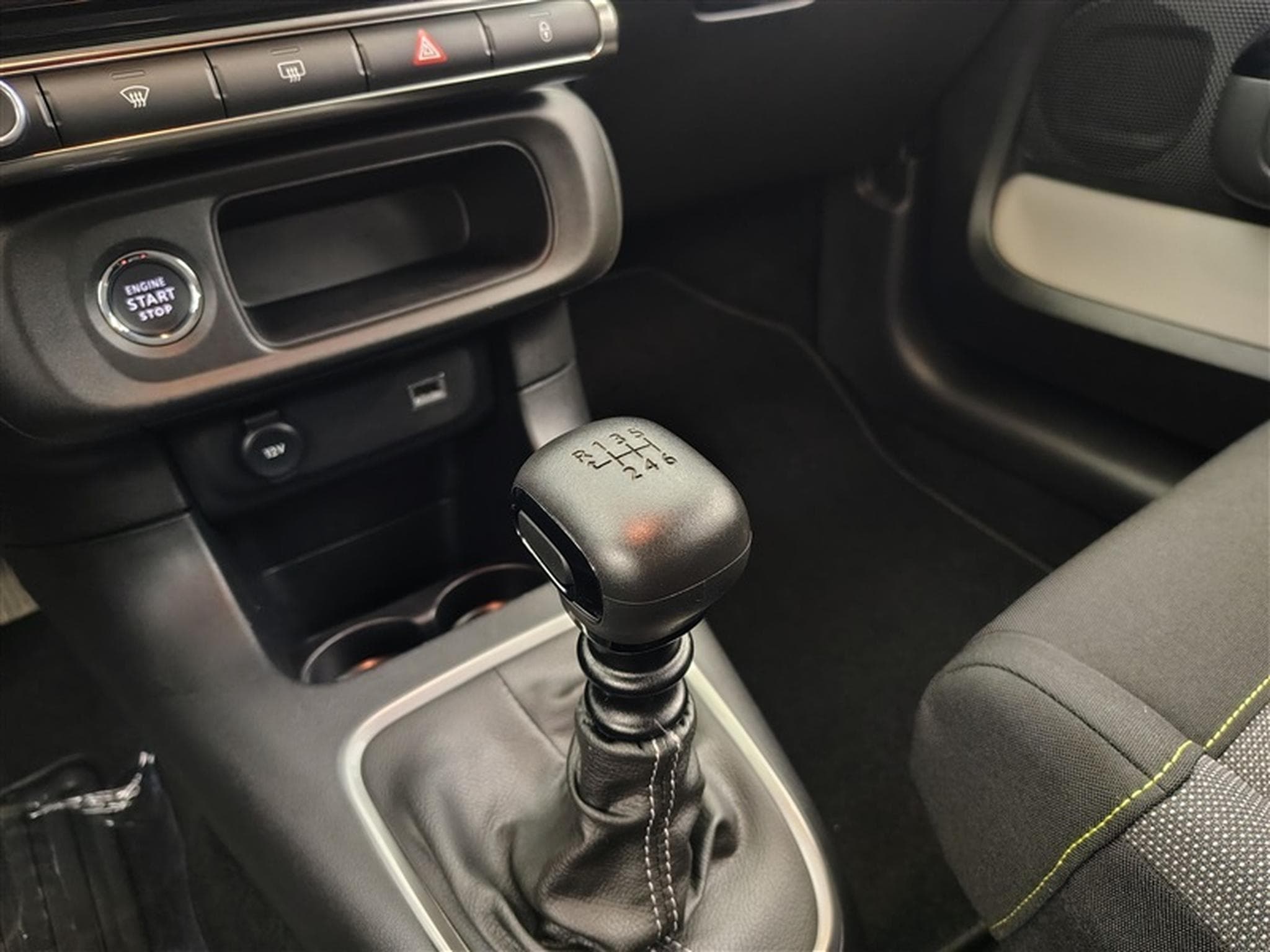 Citroen C3 1.2i PureTech Shine CARPLAY / FULL LED / JA 16" (2023) - Photo 12