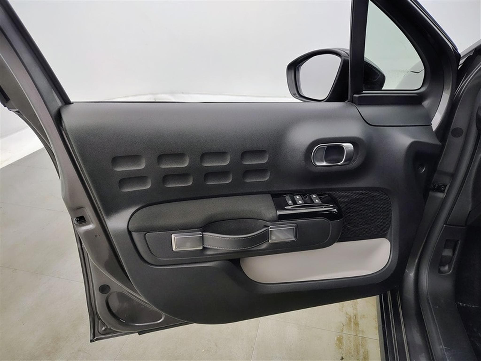 Citroen C3 1.2i PureTech Shine CARPLAY / FULL LED / JA 16" (2023) - Photo 16