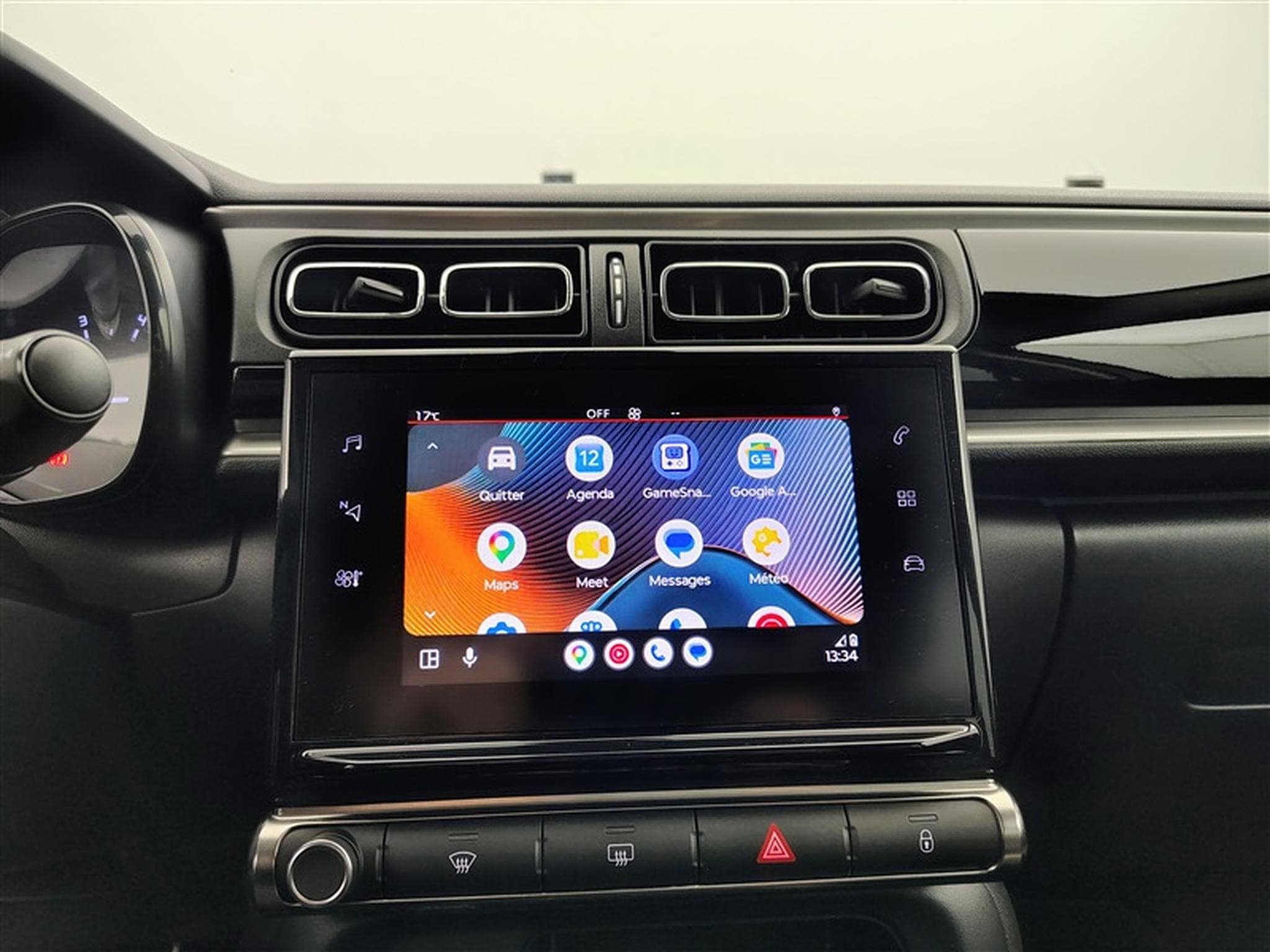 Citroen C3 1.2i PureTech Shine CARPLAY / FULL LED / JA 16" (2023) - Photo 19