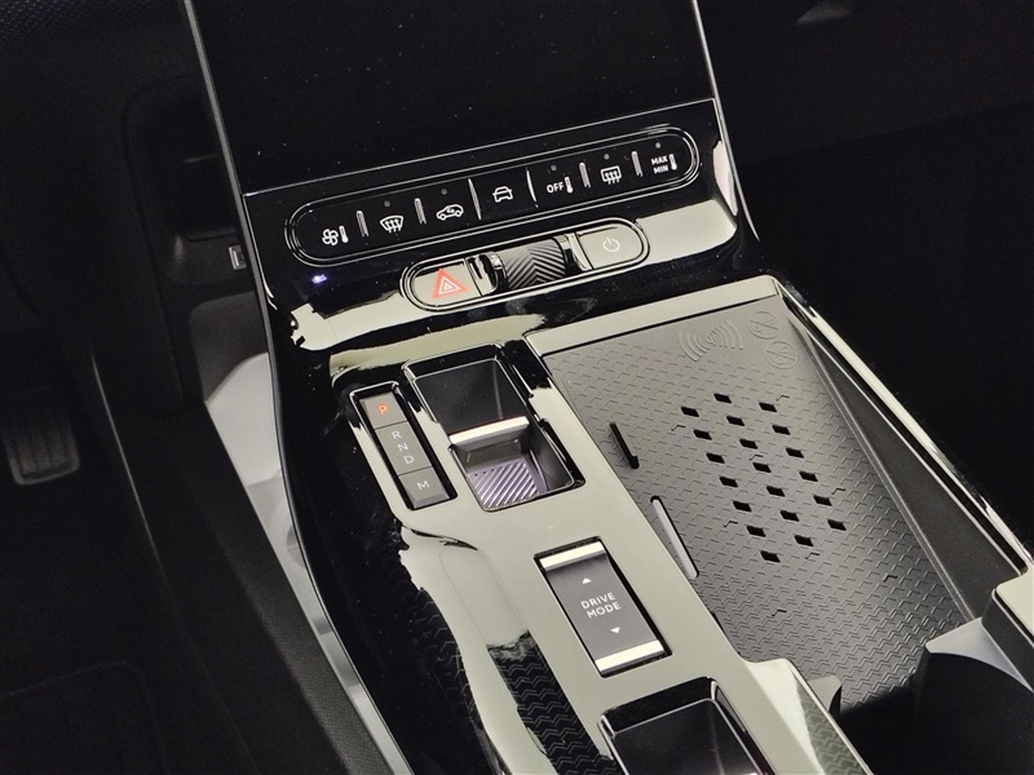 Citroen C5 Aircross 1.2 Hybrid 145cv E-DCS6 Plus NAVI / FULL LED / CAMERA / JA19 (2026) - Photo 12