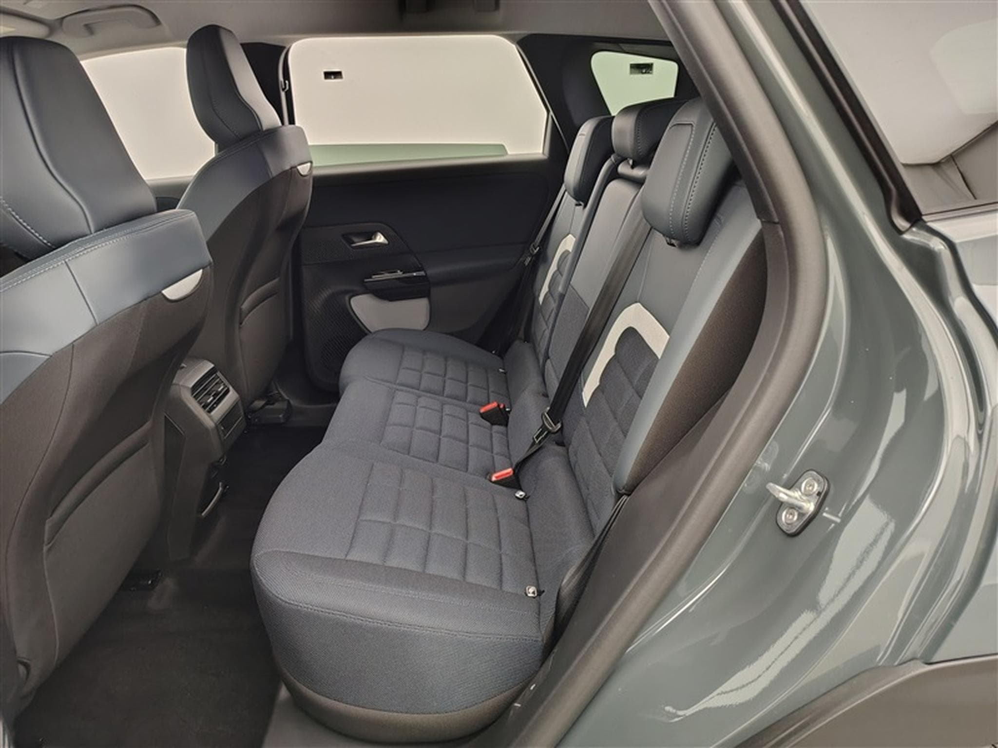 Citroen C5 Aircross 1.2 Hybrid 145cv E-DCS6 Plus NAVI / FULL LED / CAMERA / JA19 (2026) - Photo 13