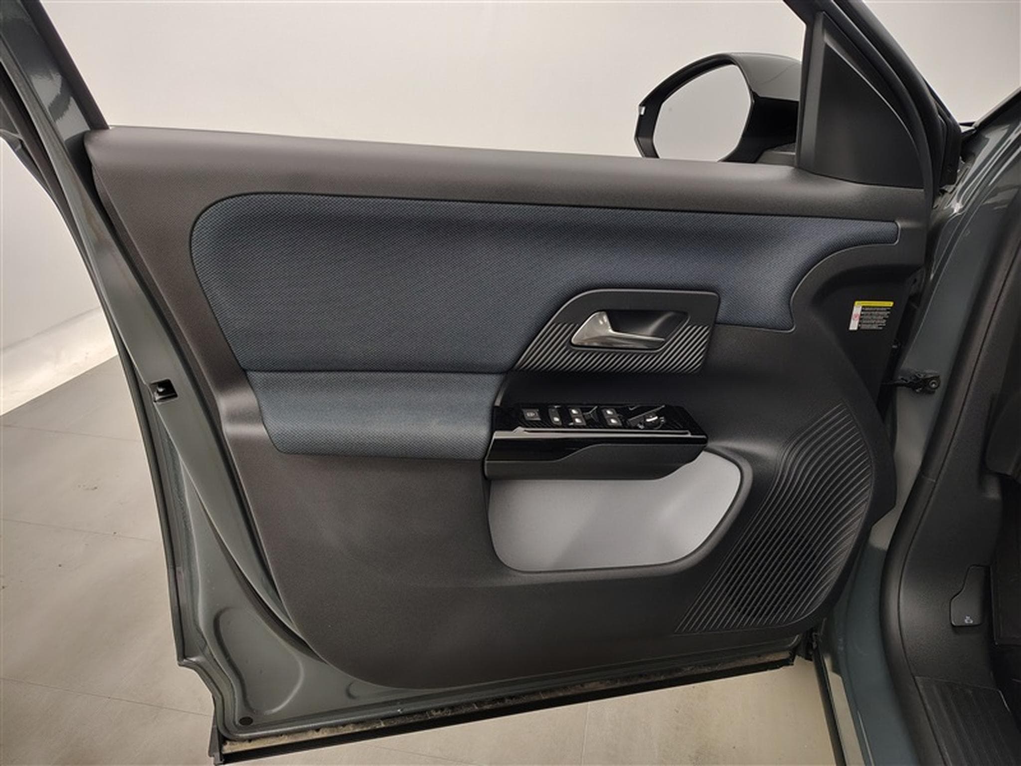Citroen C5 Aircross 1.2 Hybrid 145cv E-DCS6 Plus NAVI / FULL LED / CAMERA / JA19 (2026) - Photo 17