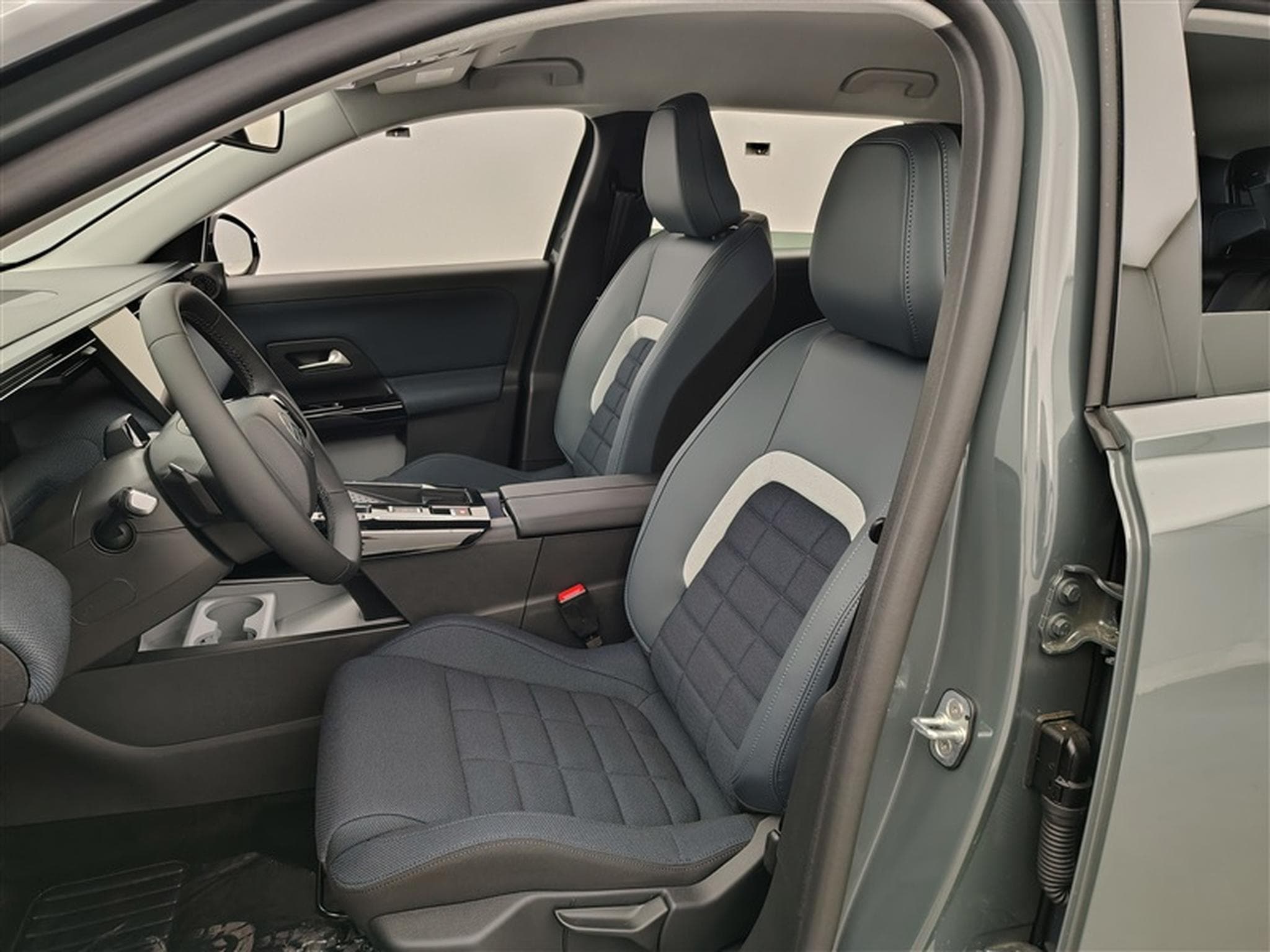 Citroen C5 Aircross 1.2 Hybrid 145cv E-DCS6 Plus NAVI / FULL LED / CAMERA / JA19 (2026) - Photo 7