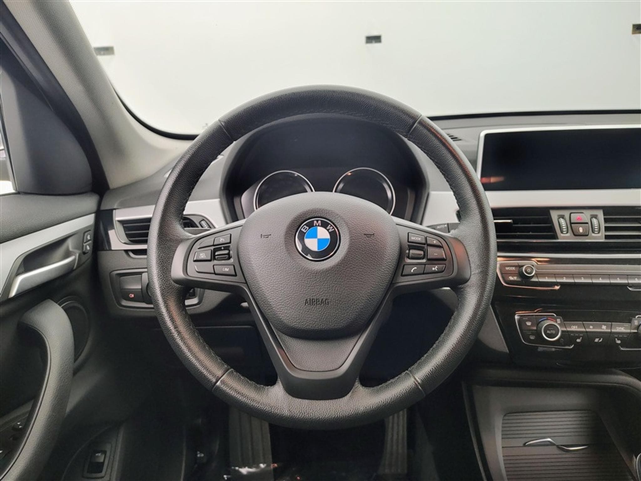 BMW X1 1.5i sDrive18 Business CUIR/NAVI/JA17/PDC AV AR (2021) - Photo 9