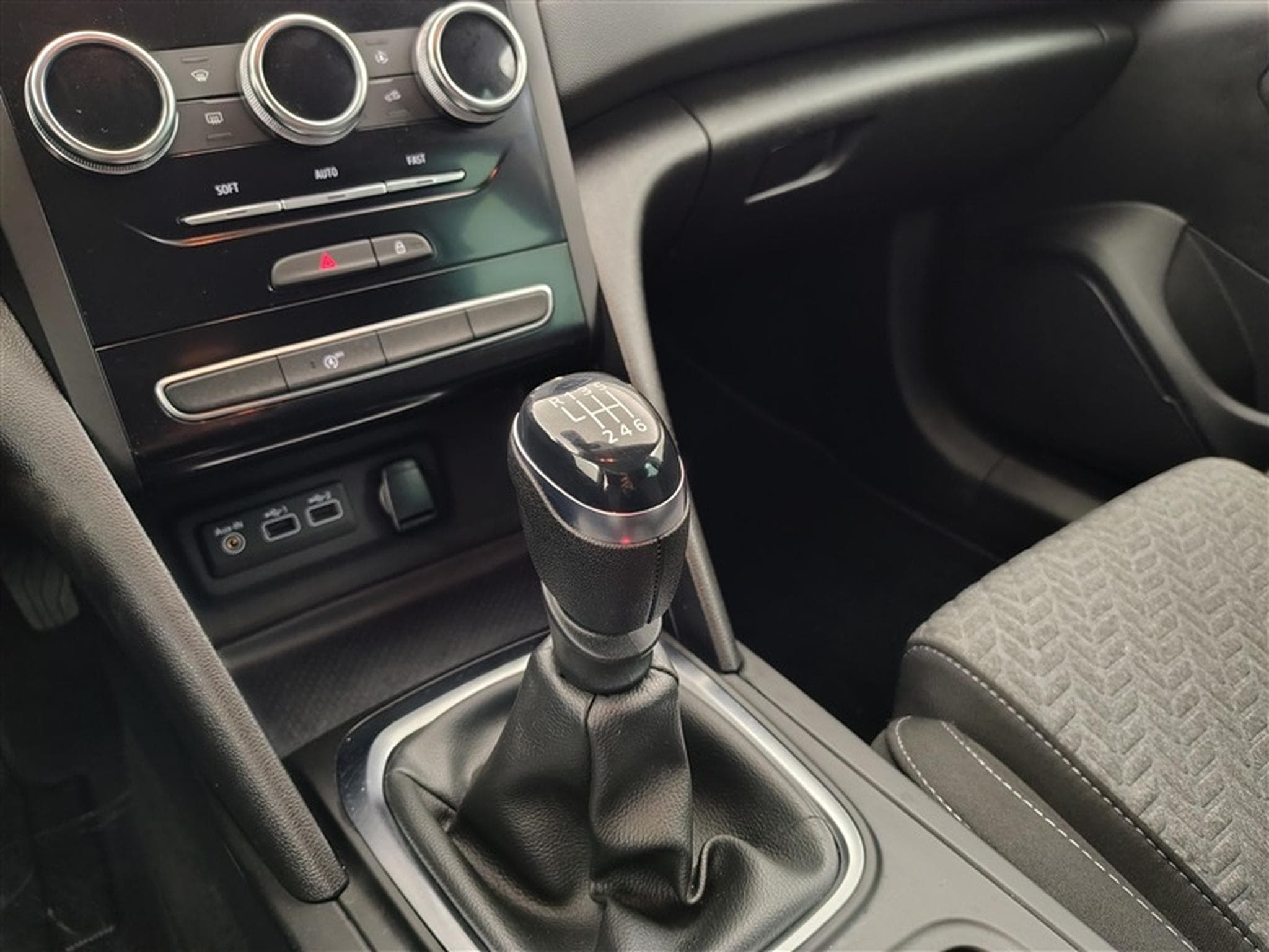 Renault Megane 1.0 TCe Limited GPF°NAV°CARPLAY°FULL LED°CAM°PDC AV-AR (2021) - Photo 12