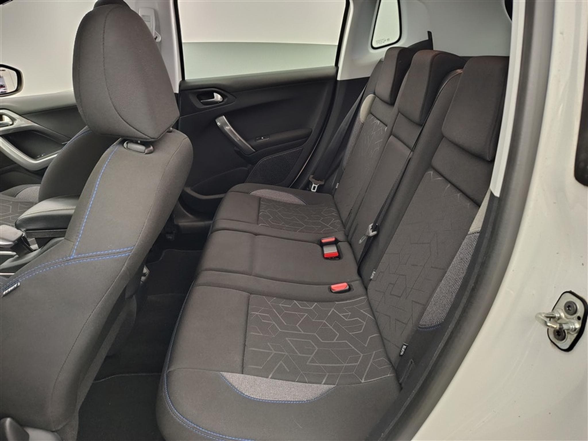 Peugeot 2008 1.2 PureTech 110Cv AUTO Style (2019) - Photo 13