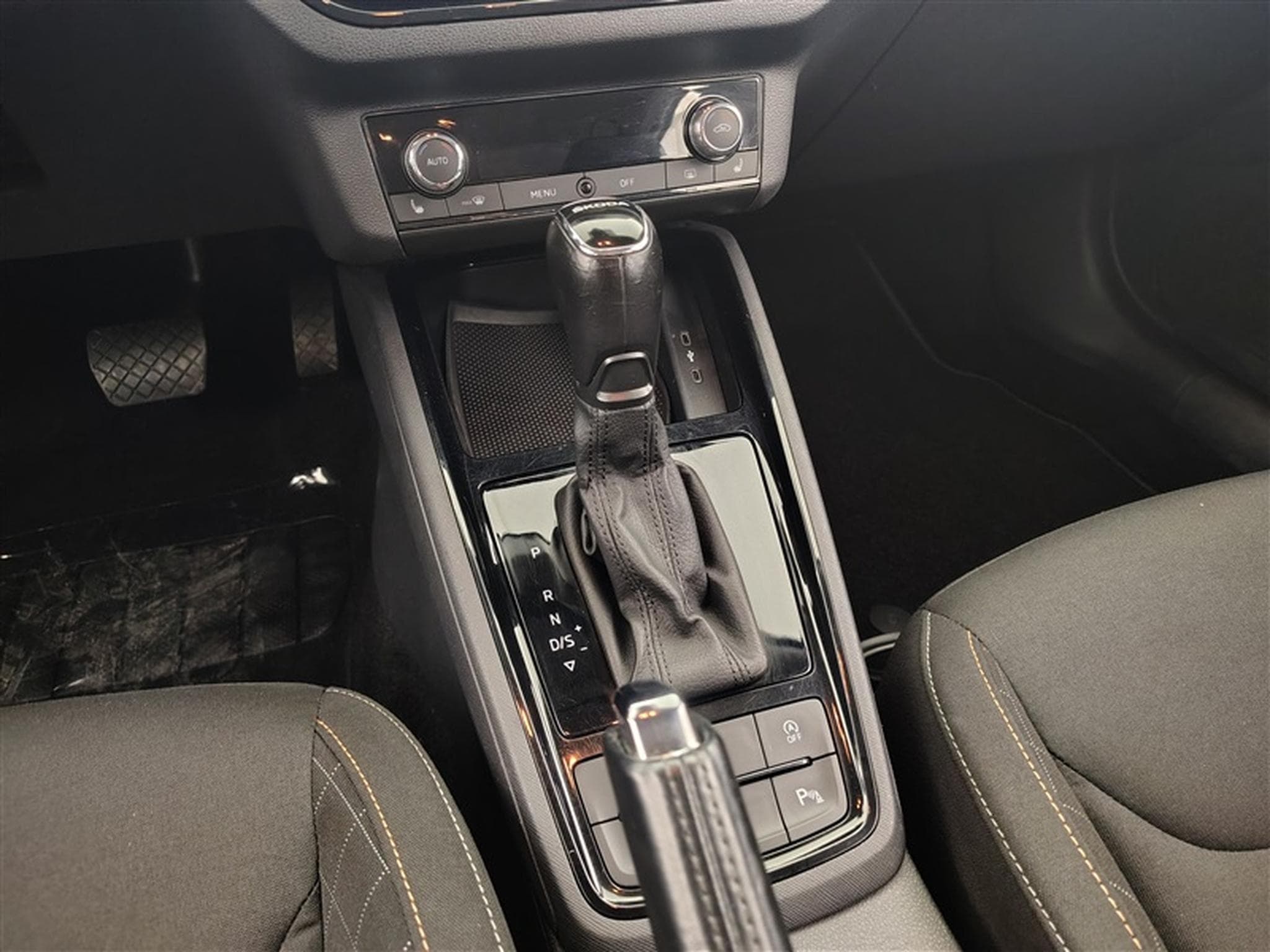 Skoda Kamiq 1.5 TSI 150cv DSG Ambition APP / FULL LED / CAMERA / KEYLESS (2021) - Photo 12