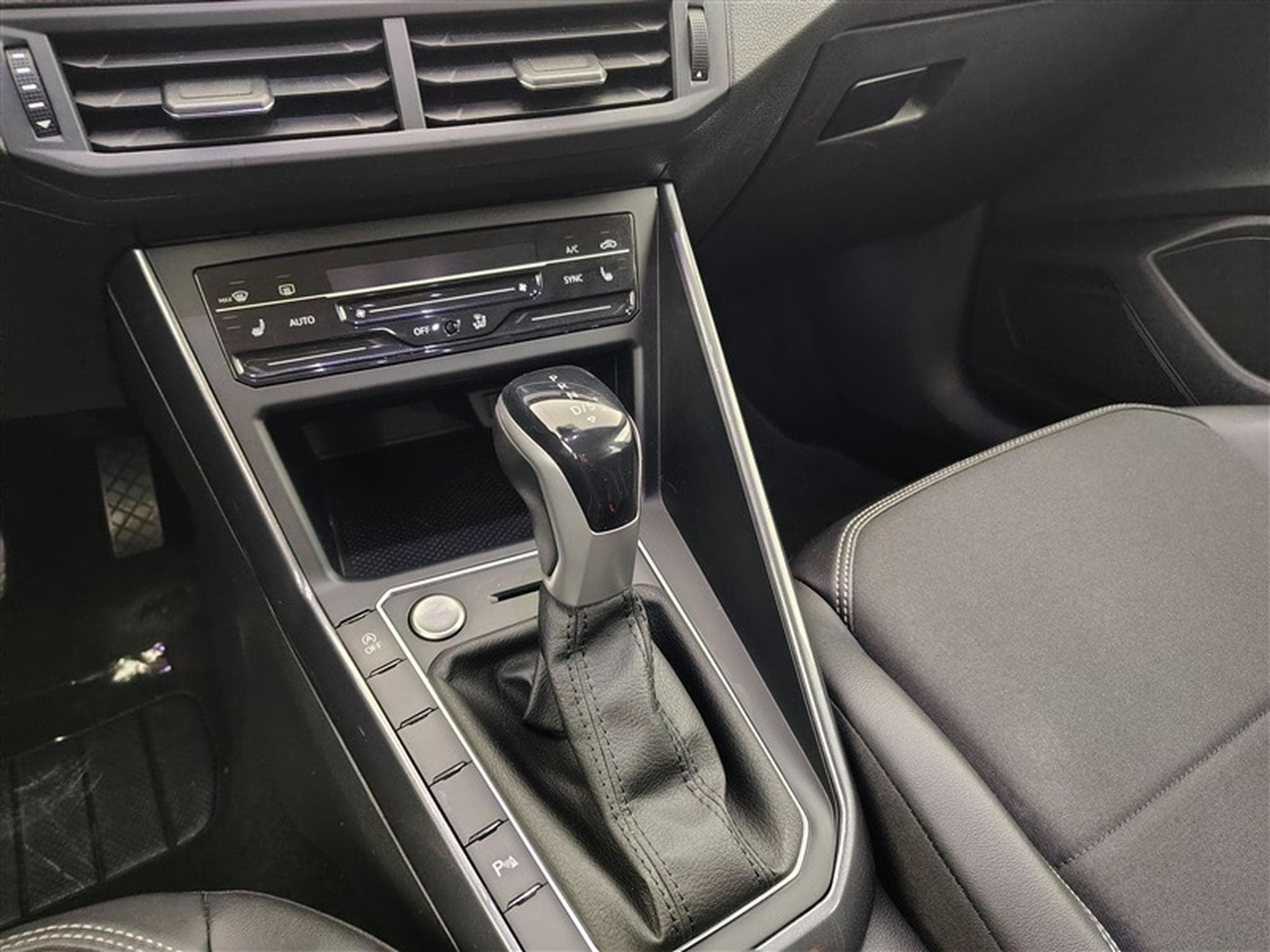 VW Taigo 1.0 TSI 110cv DSG Style CARPLAY / FULL LED / CUIR PARTIEL (2022) - Photo 12
